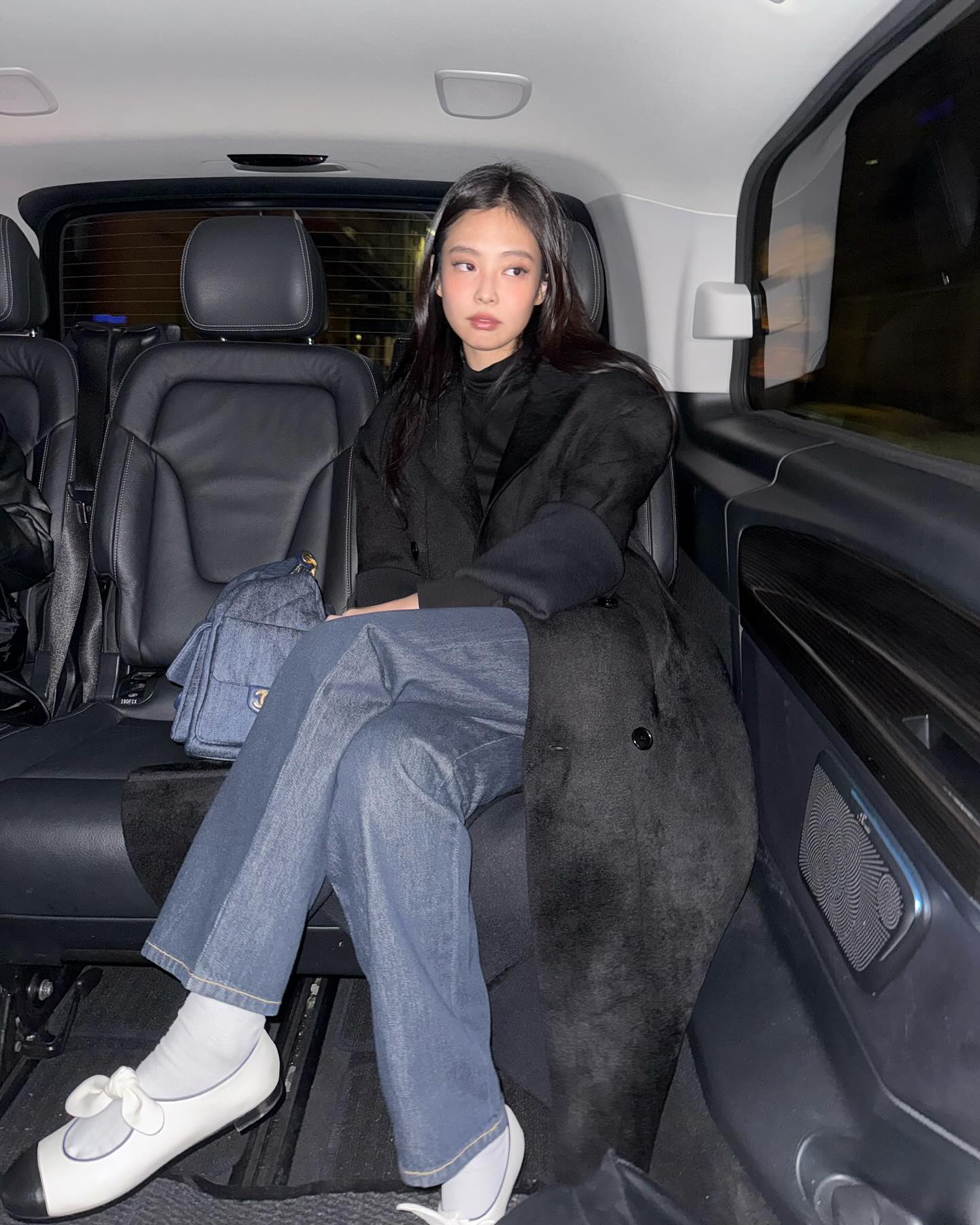 샤넬 일상룩은 제니지💙🖤바람부는 파리에서🍷

블랙 롱코트에 샤넬 데님백, 진청바지로 데님 세트 청청 포인트를 보여줬습니다. 그리고 화이트 양말에 샤넬 플랫슈즈로 귀엽게 마무리한 것도 참고하세요. 이미지5
