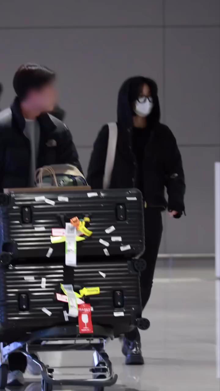 스키니진 다시 @유행하나요..?🫣🖤
김태리 프라다 쇼 입국길🛬 블랙점퍼에 스키니진, 큰일이다!🔥 이미지