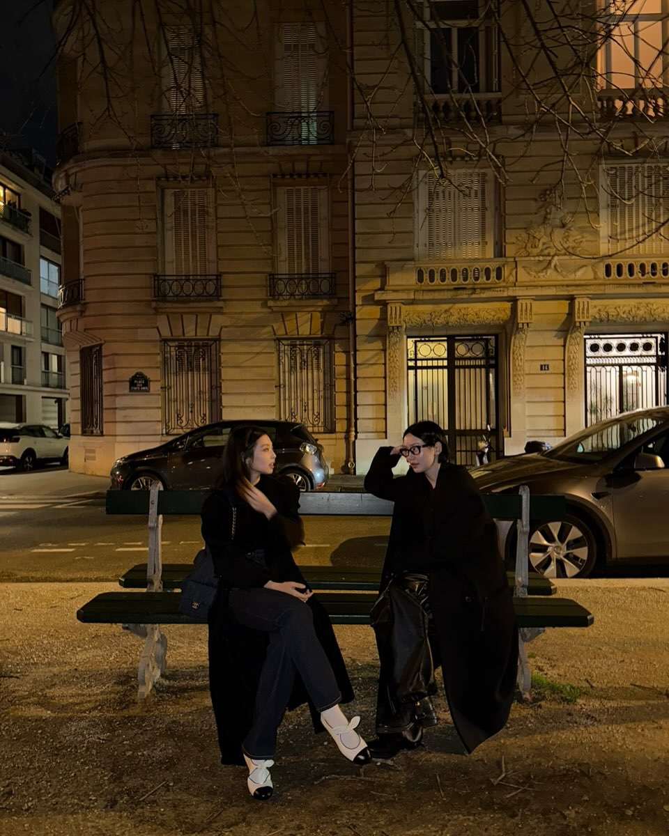 샤넬 일상룩은 제니지💙🖤바람부는 파리에서🍷

블랙 롱코트에 샤넬 데님백, 진청바지로 데님 세트 청청 포인트를 보여줬습니다. 그리고 화이트 양말에 샤넬 플랫슈즈로 귀엽게 마무리한 것도 참고하세요. 이미지10