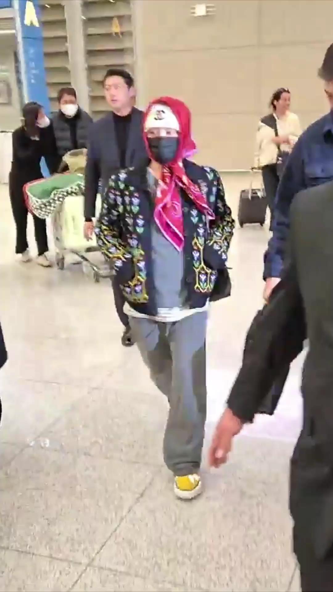 복덩이님❤️🖤지드래곤 파리 장기 업무 후 샤넬룩 한국 도착 현장💌 편지 야무지게 챙기는 중 이미지