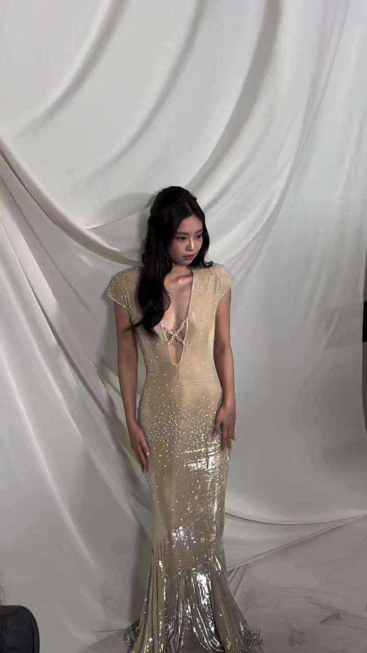 제니, 장 폴 고띠에 독보적 존재감💛

제니가 1월 30일 프랑스 파리에서 열린 장 폴 고티에 2025 봄-여름 오트 쿠튀르 패션쇼에 참석해 화제를 모았습니다.

이날 제니는 깊은 V 네크라인이 돋보이는 머메이드 드레스를 완벽하게 소화하며 우아하면서도 강렬한 분위기를 연출했습니다. 특히, 은은한 광채가 도는 글로우 메이크업이 조화를 이루며 그녀만의 세련된 분위기를 한층 돋보이게 했습니다.

또한, 장 폴 고티에 본인과 함께 착석하며 패션계에서의 영향력을 다시 한번 입증했습니다. 온라인에서는 “장 폴 고티에조차도 그녀와 함께 앉아 흥분한 모습”이라며 유쾌한 반응이 이어졌습니다. 이미지