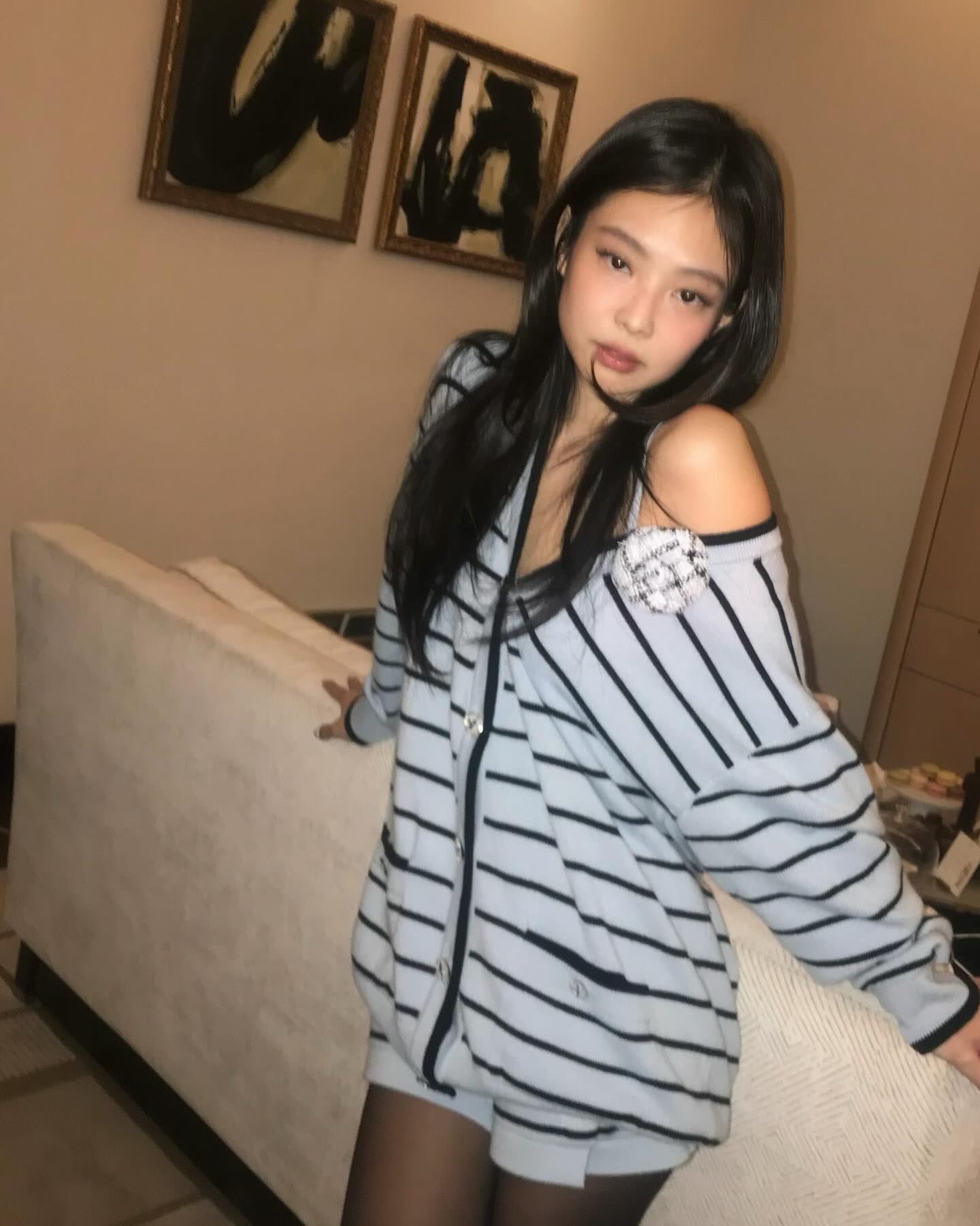 요즘 헤메코 무슨일이야🌷💙
블루도 찰떡인 제니의 스트라이프 원숄더 룩✨ 이미지