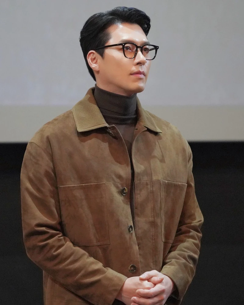현빈+안경 = 나 미chill게 할 guy🤦🏻♀️
최근 배우 현빈이 작정을 한 것 같습니다. 그 이유는 영화 '하얼빈' 무대인사에 멋진 의상으로도 모자라 안경을 쓰고 등장하고 있기 때문이죠. 정핏의 레더자켓과 코트, 목폴라로 남성미를 살리고, 검은 테 안경을 착용해 클래식한 무드까지 겸비한 그의 모습은 그야말로 '킹스맨' 그 자체로 보이기까지 합니다.
그런 그의 모습에서 얼핏 배우 송승헌이 공개한 아버지의 젊은시절 사진이 떠오르는 것은 저만의 착각일지도요?
여러분들의 취향에 안경 쓴 현빈은 어떠신가요? 이미지2