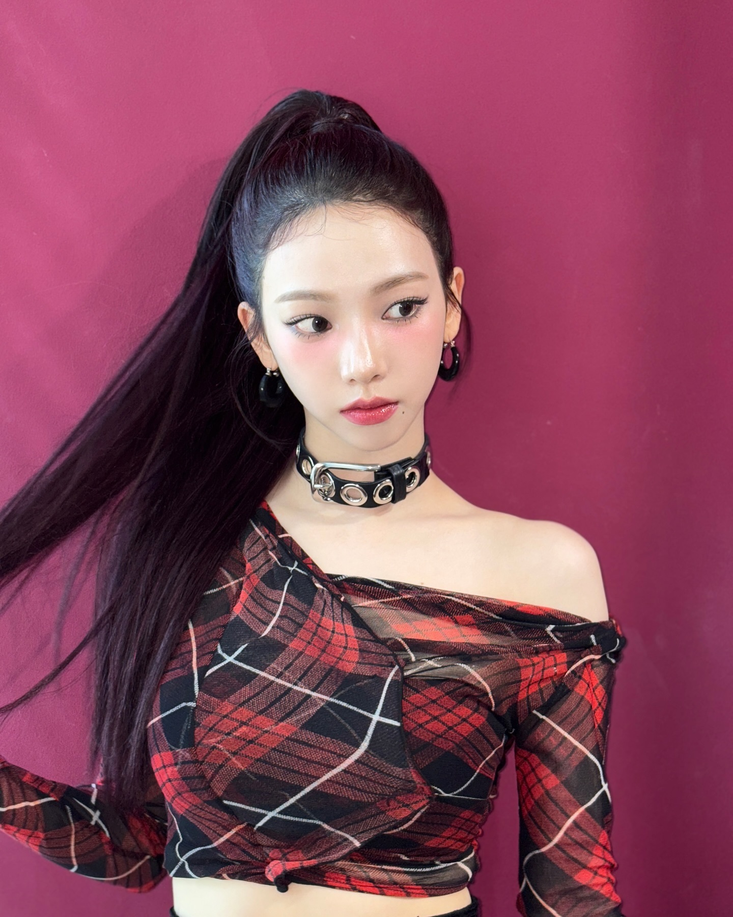 장.카.유 메이크업에는 공통점이 있다✨

차세대 얼굴천재로 불리는 장(원영)카(리나)유(나). 이들의 메이크업은 모두 광채나는 피부 표현이 특징입니다. 단순히 빛나는 것에 그치는 것이 아니라 탱글하고 쫀쫀해 보이기까지 하죠. 이 트렌드는 2025년까지 쭉 이어질 전망입니다.

올 한해 메이크업을 할 때엔 꼭 광채있는 피부를 기억하세요. 이미지5