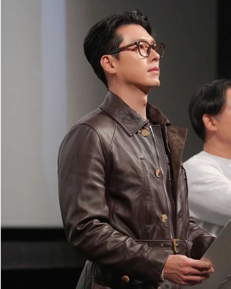현빈+안경 = 나 미chill게 할 guy🤦🏻♀️
최근 배우 현빈이 작정을 한 것 같습니다. 그 이유는 영화 '하얼빈' 무대인사에 멋진 의상으로도 모자라 안경을 쓰고 등장하고 있기 때문이죠. 정핏의 레더자켓과 코트, 목폴라로 남성미를 살리고, 검은 테 안경을 착용해 클래식한 무드까지 겸비한 그의 모습은 그야말로 '킹스맨' 그 자체로 보이기까지 합니다.
그런 그의 모습에서 얼핏 배우 송승헌이 공개한 아버지의 젊은시절 사진이 떠오르는 것은 저만의 착각일지도요?
여러분들의 취향에 안경 쓴 현빈은 어떠신가요? 이미지1