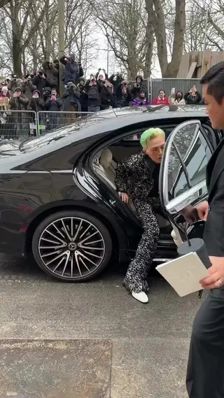 화제의 레이스 소화🖤🤍샤넬 지디
완벽한 남자 그 자체, 권지용의 샤넬 쇼 화제 등장샷.
2025년 1월 28일, 프랑스 파리에서 열린 샤넬 2025 봄-여름 오뜨 꾸뛰르 컬렉션 쇼에 지드래곤이 참석하여 독보적인 패션 감각을 선보였습니다. 이미지