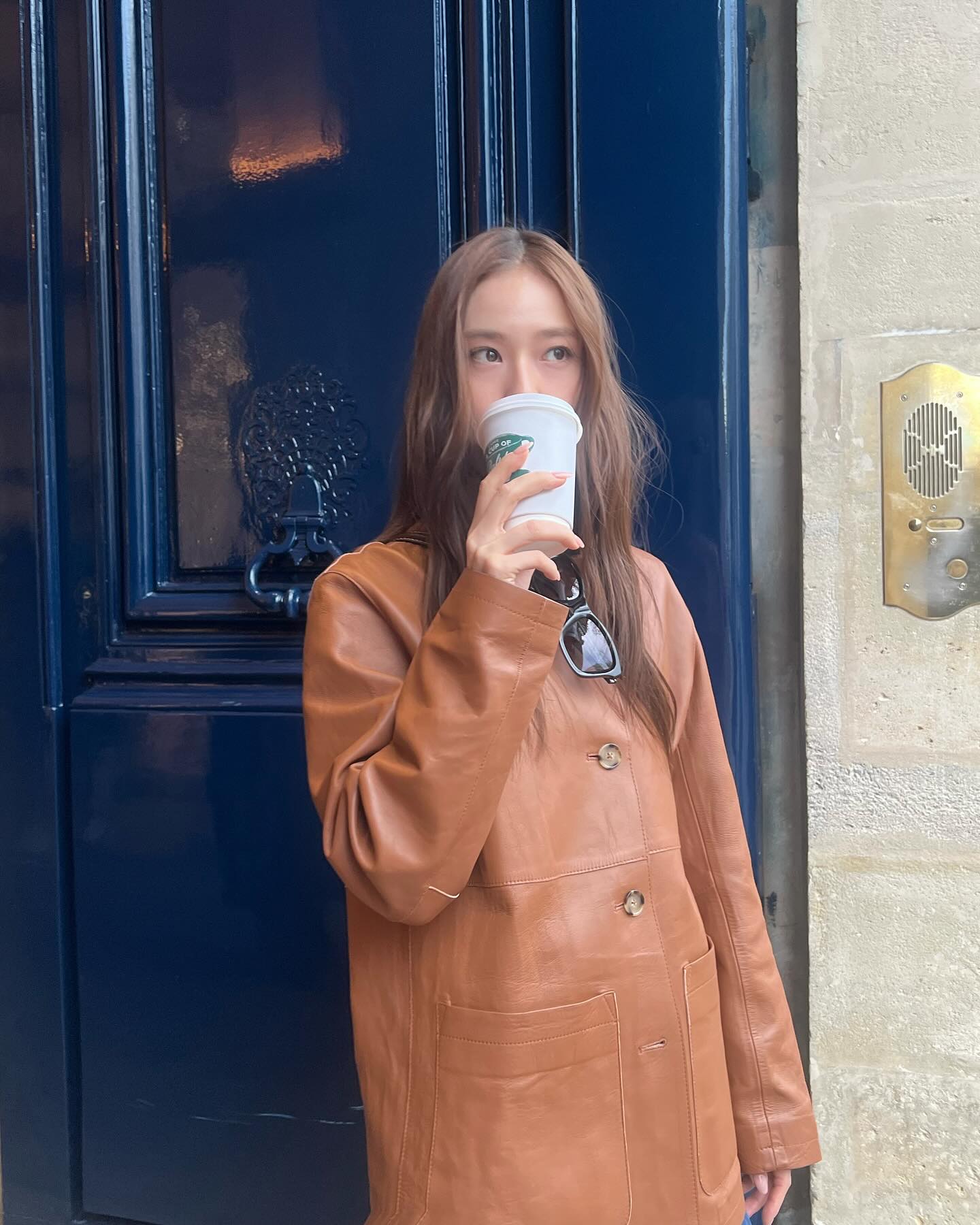 크리스탈의 사복 활용 아이템 3✨
크리스탈은 항상 세련된 사복 패션으로 주목받고 있죠. 과하지 않으면서도 매일 봐도 질리지 않는 미니멀한 스타일이 매력적인데요, 오늘은 그 스타일 속에서 크리스탈이 자주 입는 아이템 3가지를 소개하려고 합니다. 이 아이템들로 여러분도 크리스탈처럼 세련된 미니멀룩을 완성해 보세요.🤎
1. 레오파드
2. 브라운 컬러
3. 청바지 이미지4