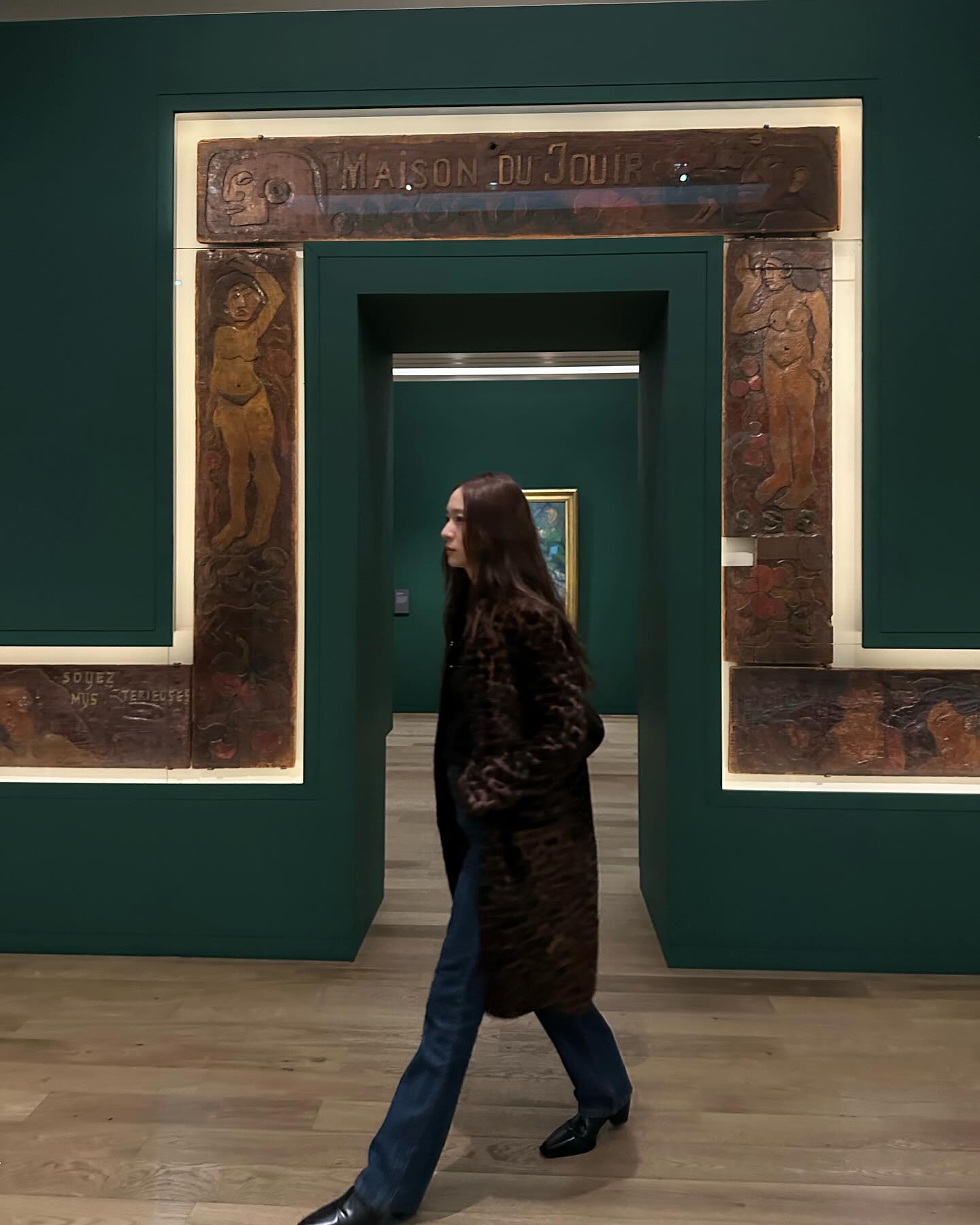 크리스탈의 사복 활용 아이템 3✨
크리스탈은 항상 세련된 사복 패션으로 주목받고 있죠. 과하지 않으면서도 매일 봐도 질리지 않는 미니멀한 스타일이 매력적인데요, 오늘은 그 스타일 속에서 크리스탈이 자주 입는 아이템 3가지를 소개하려고 합니다. 이 아이템들로 여러분도 크리스탈처럼 세련된 미니멀룩을 완성해 보세요.🤎
1. 레오파드
2. 브라운 컬러
3. 청바지 이미지6