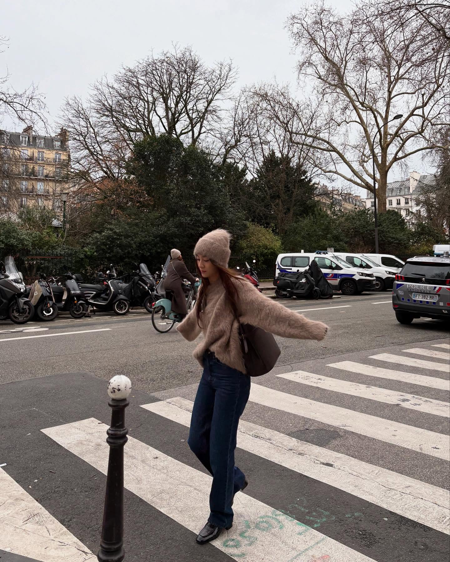 크리스탈의 사복 활용 아이템 3✨
크리스탈은 항상 세련된 사복 패션으로 주목받고 있죠. 과하지 않으면서도 매일 봐도 질리지 않는 미니멀한 스타일이 매력적인데요, 오늘은 그 스타일 속에서 크리스탈이 자주 입는 아이템 3가지를 소개하려고 합니다. 이 아이템들로 여러분도 크리스탈처럼 세련된 미니멀룩을 완성해 보세요.🤎
1. 레오파드
2. 브라운 컬러
3. 청바지 이미지7