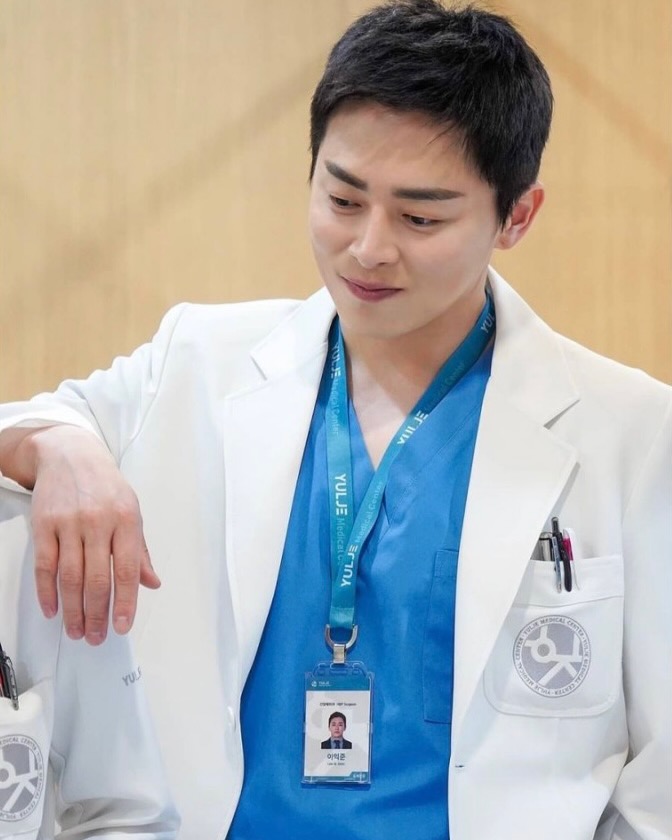 현실엔 없는 거 알지만, 일단 좋아요🤍
<중증외상센터> 추영우 영접 기념 남배우 가운룩 비주얼 모음🥼
1 +2. < 중증외상센터> 추영우
3. <더 글로리> 이도현
4. <슬기로운 의사생활> 유연석
5. <슬기로운 의사생활> 조정석
6. <슬기로운 의사생활> 김대명
7. <흉부외과> 고수 이미지5