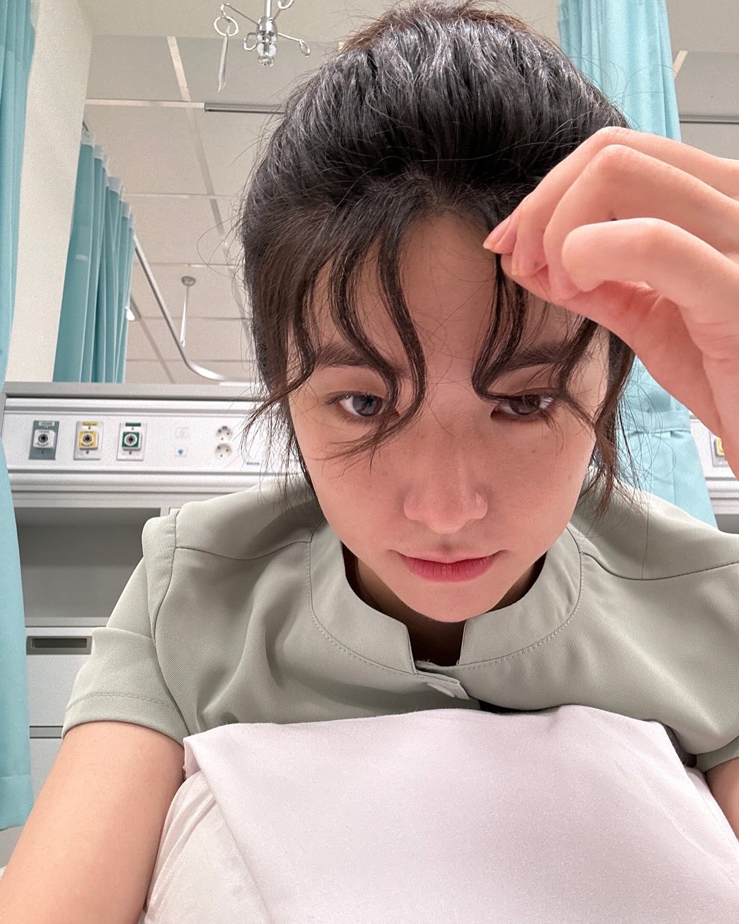 <중증외상센터> 조폭 장미쌤🌹일상은 연프상❤️
드라마 <중증외상센터>에서 천장미 역을 맡은 배우 하영. 드라마 속 털털한 모습과 달리 '연프상'(연애 프로그램 출연할 상) 모습이 보이는 배우 하영의 일상을 함께 보아요.🤍 이미지