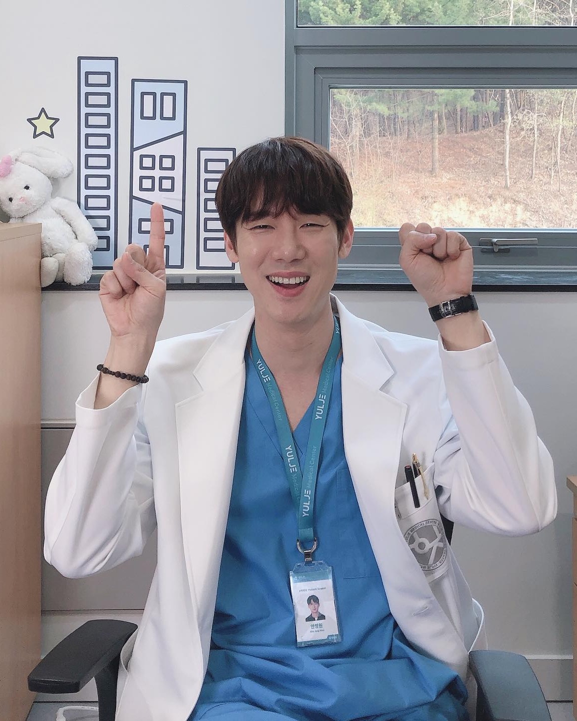 현실엔 없는 거 알지만, 일단 좋아요🤍
<중증외상센터> 추영우 영접 기념 남배우 가운룩 비주얼 모음🥼
1 +2. < 중증외상센터> 추영우
3. <더 글로리> 이도현
4. <슬기로운 의사생활> 유연석
5. <슬기로운 의사생활> 조정석
6. <슬기로운 의사생활> 김대명
7. <흉부외과> 고수 이미지4