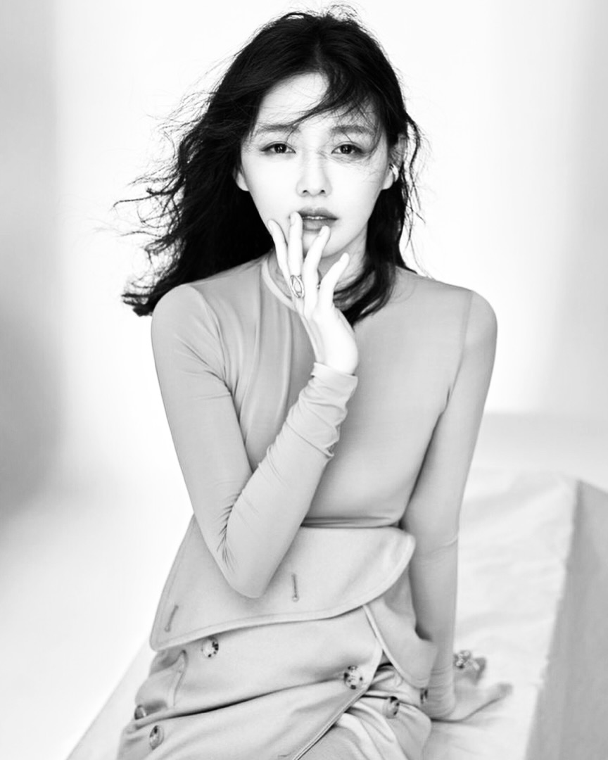 '구준엽 아내' 서희원, 독감으로 사망

클론 구준엽의 아내이자 대만의 톱스타 서희원이 향년 48세로 사망했습니다. 3일 대만중앙통신사를 비롯한 대만 매체들은 서희원이 일본 가족 여행 중 폐렴을 동반한 독감으로 사망했다고 보도했는데요.

대만판 '꽃보다 남자'의 여주인공이었던 서희원은 한국에서 구준엽의 아내로 알려져 있습니다. 구준엽과 서희원은 지난 1998년 만나 1년간 열애했으며 이후 구준엽이 전남편과 이혼한 서희원에게 20여년 만에 다시 연락하며, 지난 2022년 부부의 연을 맺은 바 있습니다. 이미지