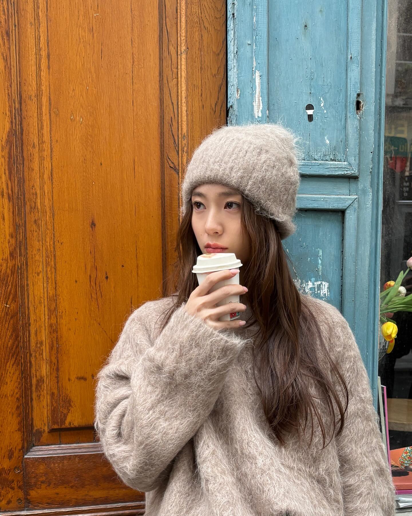 크리스탈의 사복 활용 아이템 3✨
크리스탈은 항상 세련된 사복 패션으로 주목받고 있죠. 과하지 않으면서도 매일 봐도 질리지 않는 미니멀한 스타일이 매력적인데요, 오늘은 그 스타일 속에서 크리스탈이 자주 입는 아이템 3가지를 소개하려고 합니다. 이 아이템들로 여러분도 크리스탈처럼 세련된 미니멀룩을 완성해 보세요.🤎
1. 레오파드
2. 브라운 컬러
3. 청바지 이미지5