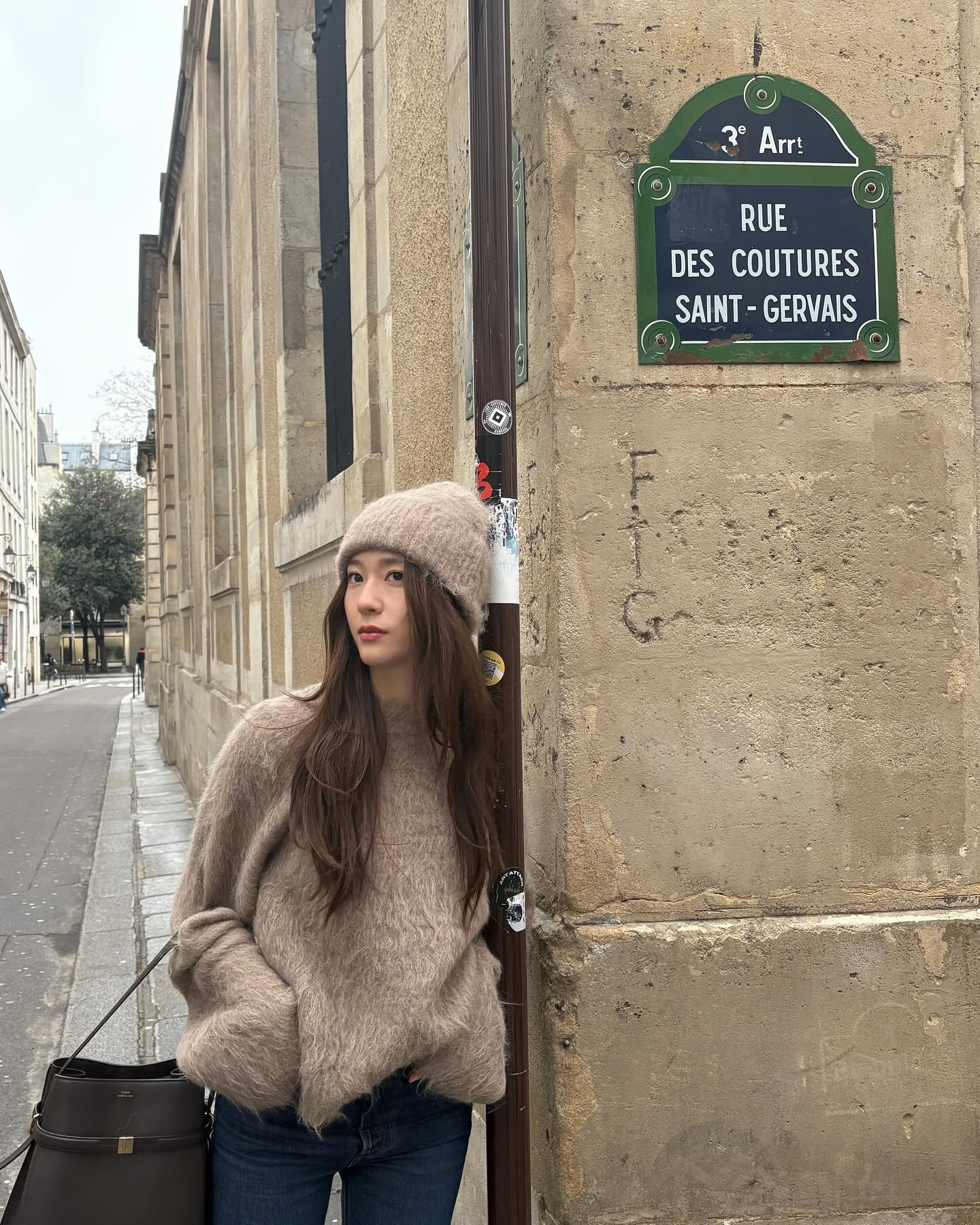 크리스탈의 사복 활용 아이템 3✨
크리스탈은 항상 세련된 사복 패션으로 주목받고 있죠. 과하지 않으면서도 매일 봐도 질리지 않는 미니멀한 스타일이 매력적인데요, 오늘은 그 스타일 속에서 크리스탈이 자주 입는 아이템 3가지를 소개하려고 합니다. 이 아이템들로 여러분도 크리스탈처럼 세련된 미니멀룩을 완성해 보세요.🤎
1. 레오파드
2. 브라운 컬러
3. 청바지 이미지2