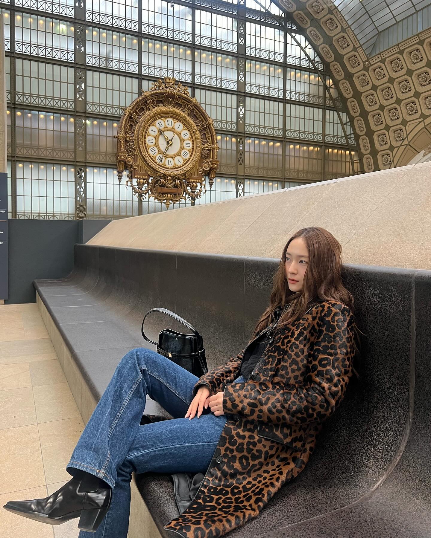 크리스탈의 사복 활용 아이템 3✨

크리스탈은 항상 세련된 사복 패션으로 주목받고 있죠. 과하지 않으면서도 매일 봐도 질리지 않는 미니멀한 스타일이 매력적인데요, 오늘은 그 스타일 속에서 크리스탈이 자주 입는 아이템 3가지를 소개하려고 합니다. 이 아이템들로 여러분도 크리스탈처럼 세련된 미니멀룩을 완성해 보세요.🤎

1. 레오파드
2. 브라운 컬러
3. 청바지 이미지