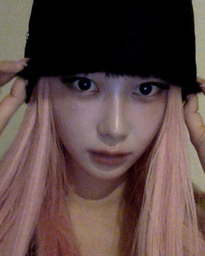 지젤의 지젤력은 여기에 있다💖

매력과 외모 모두 물 오른 지젤의 '지젤력'은 하이라이터에 있습니다. 눈 앞머리와 콧등, 코 끝 그리고 눈 아래 다크서클 라인에 하이라이터를 칠해주는 것인데요. 이로하여금 중안부가 상대적으로 짧아보이고, 이목구비의 입체감을 살려주어 얼굴의 매력이 한 층 더 살아나게 되죠.

평소 중안부와 얼굴 볼륨감에 고민이 있으시다면 지젤의 하이라이트 메이크업을 참고해 보시는 것은 어떨까요?😊 이미지4