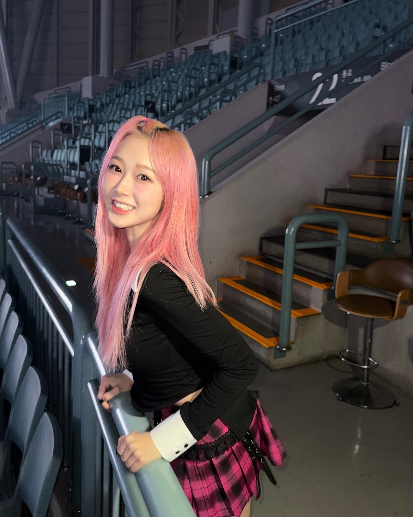 지젤의 지젤력은 여기에 있다💖

매력과 외모 모두 물 오른 지젤의 '지젤력'은 하이라이터에 있습니다. 눈 앞머리와 콧등, 코 끝 그리고 눈 아래 다크서클 라인에 하이라이터를 칠해주는 것인데요. 이로하여금 중안부가 상대적으로 짧아보이고, 이목구비의 입체감을 살려주어 얼굴의 매력이 한 층 더 살아나게 되죠.

평소 중안부와 얼굴 볼륨감에 고민이 있으시다면 지젤의 하이라이트 메이크업을 참고해 보시는 것은 어떨까요?😊 이미지7