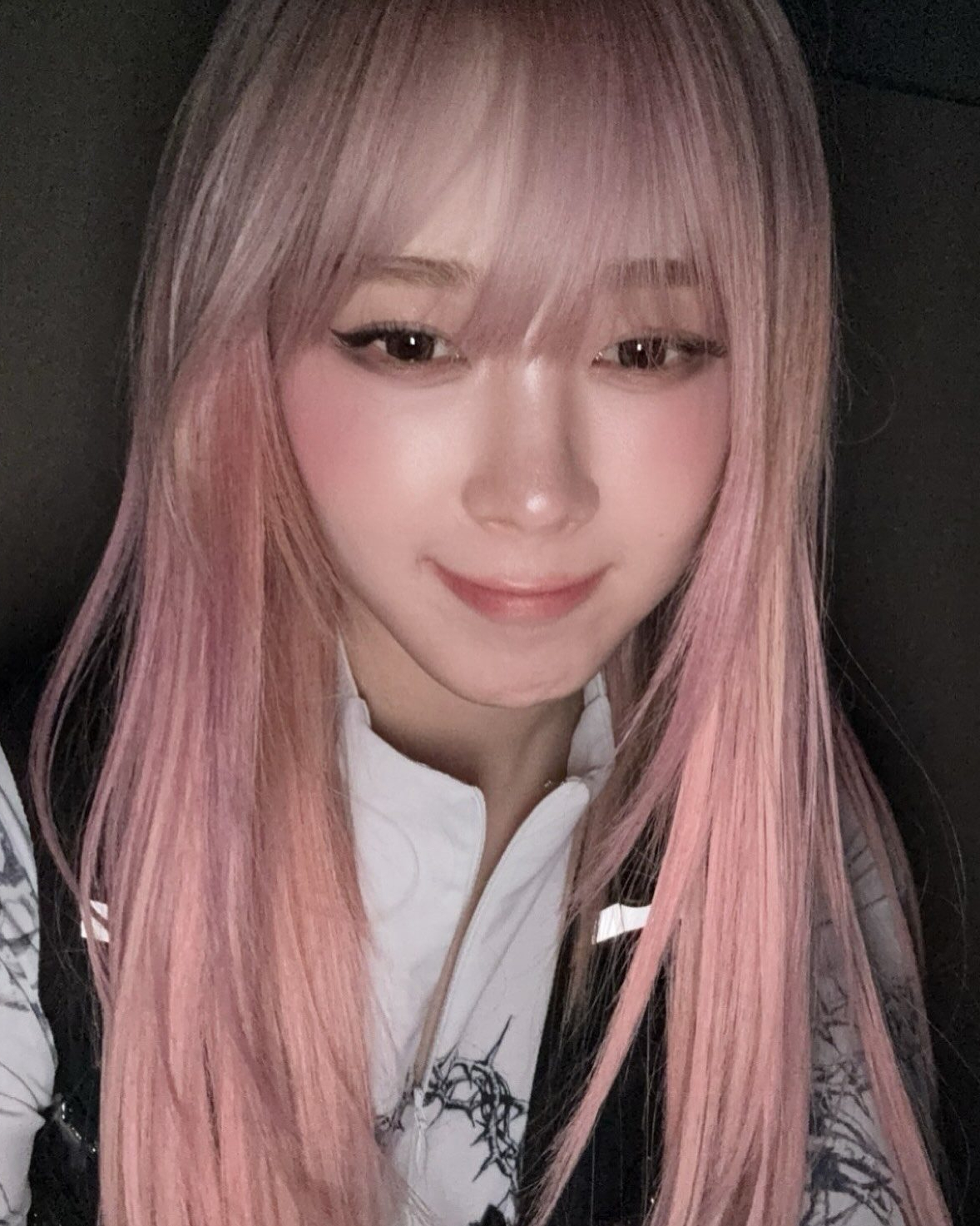 지젤의 지젤력은 여기에 있다💖

매력과 외모 모두 물 오른 지젤의 '지젤력'은 하이라이터에 있습니다. 눈 앞머리와 콧등, 코 끝 그리고 눈 아래 다크서클 라인에 하이라이터를 칠해주는 것인데요. 이로하여금 중안부가 상대적으로 짧아보이고, 이목구비의 입체감을 살려주어 얼굴의 매력이 한 층 더 살아나게 되죠.

평소 중안부와 얼굴 볼륨감에 고민이 있으시다면 지젤의 하이라이트 메이크업을 참고해 보시는 것은 어떨까요?😊 이미지3