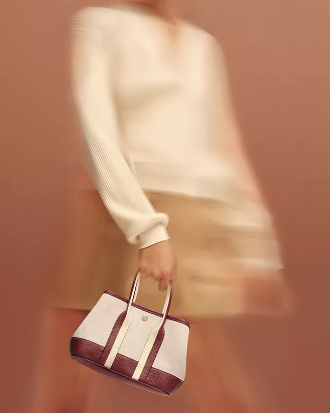 트와이스 나연의 에르메스👜

며칠 전, 트와이스 나연이 일본 일정으로 출국했죠. 바라클라바와 미니백으로 귀여운 룩을 연출했는데요. 키링이 달려 있는 가방이 시선을 끌었습니다.

바로 에르메스 가방이었는데요. 에르메스의 가든 파티 미니였습니다. 공식 명칭은 Neo Garden 23으로, 360만 원대로 출시된 가방입니다. 나연이 매치한 가방은 캔버스 소재로, 다른 가든 파티보다 가볍고 영한 느낌이 물씬 풍기는 가방입니다.

사랑스러운 나연의 이미지에 맞게 귀여운 인형 키링을 매치해 산뜻하게 연출했네요.🍒 이미지7