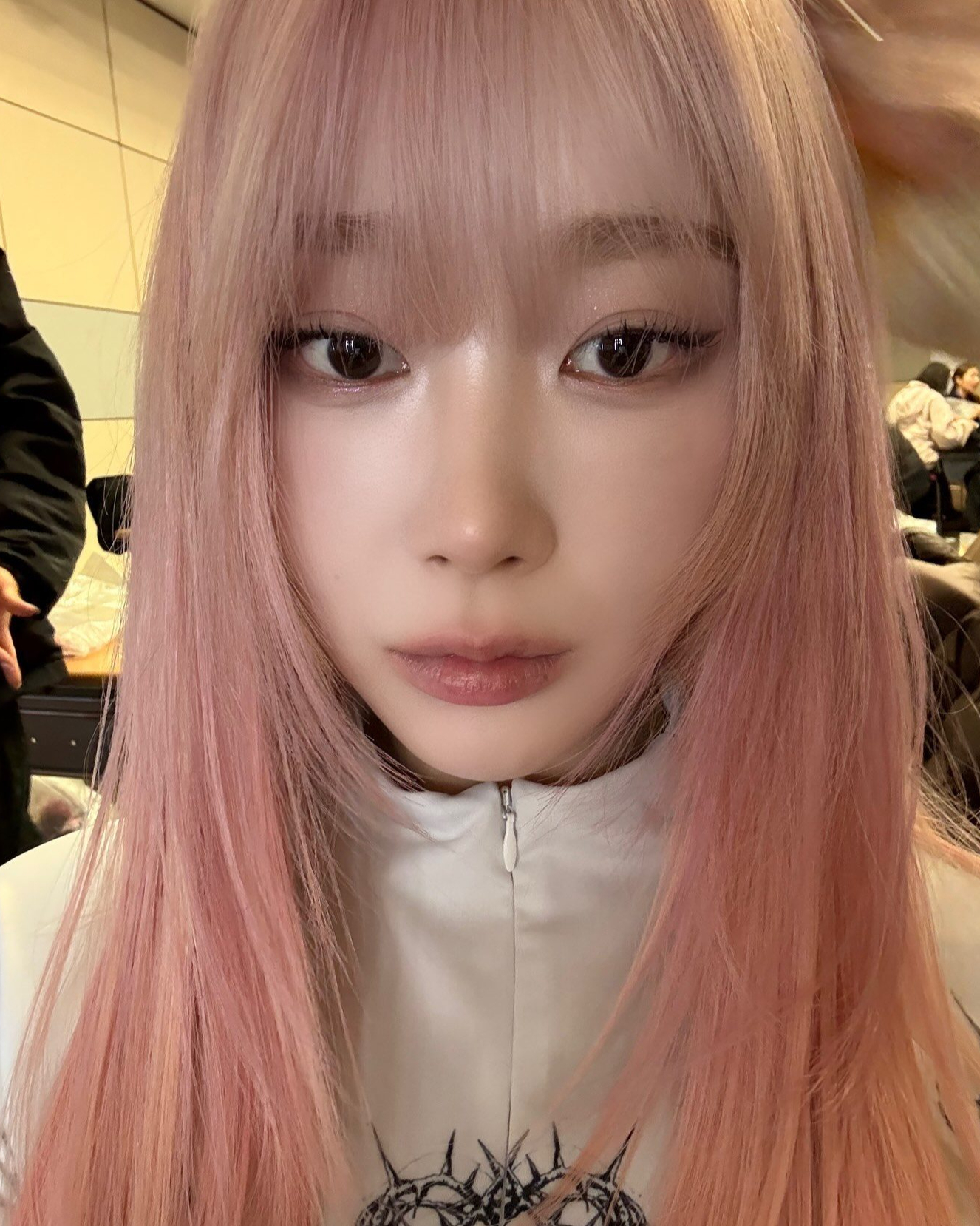 지젤의 지젤력은 여기에 있다💖

매력과 외모 모두 물 오른 지젤의 '지젤력'은 하이라이터에 있습니다. 눈 앞머리와 콧등, 코 끝 그리고 눈 아래 다크서클 라인에 하이라이터를 칠해주는 것인데요. 이로하여금 중안부가 상대적으로 짧아보이고, 이목구비의 입체감을 살려주어 얼굴의 매력이 한 층 더 살아나게 되죠.

평소 중안부와 얼굴 볼륨감에 고민이 있으시다면 지젤의 하이라이트 메이크업을 참고해 보시는 것은 어떨까요?😊 이미지5
