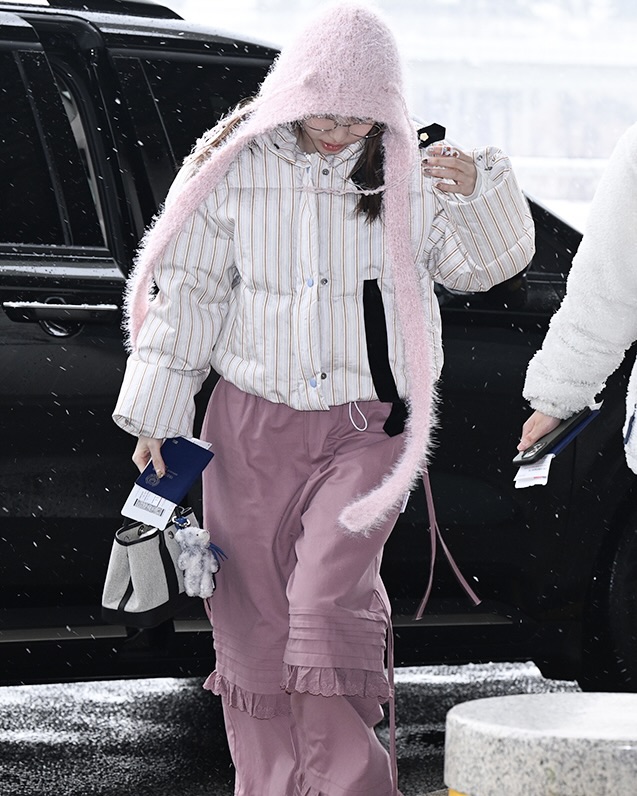 트와이스 나연의 에르메스👜

며칠 전, 트와이스 나연이 일본 일정으로 출국했죠. 바라클라바와 미니백으로 귀여운 룩을 연출했는데요. 키링이 달려 있는 가방이 시선을 끌었습니다.

바로 에르메스 가방이었는데요. 에르메스의 가든 파티 미니였습니다. 공식 명칭은 Neo Garden 23으로, 360만 원대로 출시된 가방입니다. 나연이 매치한 가방은 캔버스 소재로, 다른 가든 파티보다 가볍고 영한 느낌이 물씬 풍기는 가방입니다.

사랑스러운 나연의 이미지에 맞게 귀여운 인형 키링을 매치해 산뜻하게 연출했네요.🍒 이미지2