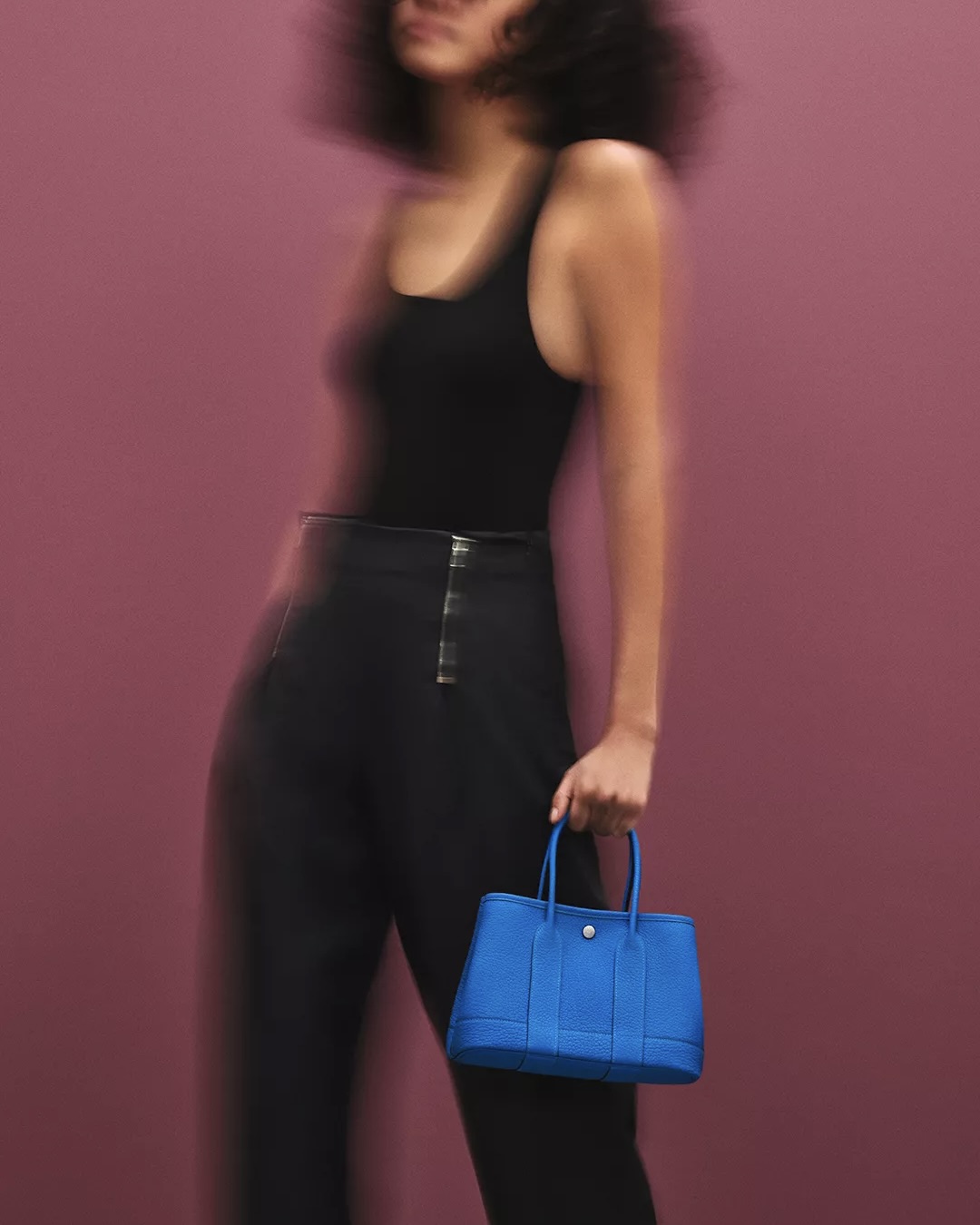 트와이스 나연의 에르메스👜

며칠 전, 트와이스 나연이 일본 일정으로 출국했죠. 바라클라바와 미니백으로 귀여운 룩을 연출했는데요. 키링이 달려 있는 가방이 시선을 끌었습니다.

바로 에르메스 가방이었는데요. 에르메스의 가든 파티 미니였습니다. 공식 명칭은 Neo Garden 23으로, 360만 원대로 출시된 가방입니다. 나연이 매치한 가방은 캔버스 소재로, 다른 가든 파티보다 가볍고 영한 느낌이 물씬 풍기는 가방입니다.

사랑스러운 나연의 이미지에 맞게 귀여운 인형 키링을 매치해 산뜻하게 연출했네요.🍒 이미지6