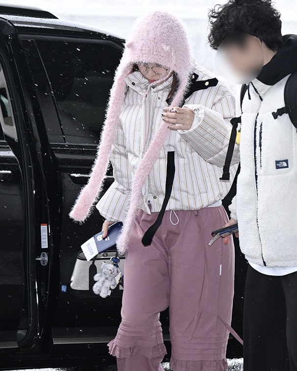 트와이스 나연의 에르메스👜

며칠 전, 트와이스 나연이 일본 일정으로 출국했죠. 바라클라바와 미니백으로 귀여운 룩을 연출했는데요. 키링이 달려 있는 가방이 시선을 끌었습니다.

바로 에르메스 가방이었는데요. 에르메스의 가든 파티 미니였습니다. 공식 명칭은 Neo Garden 23으로, 360만 원대로 출시된 가방입니다. 나연이 매치한 가방은 캔버스 소재로, 다른 가든 파티보다 가볍고 영한 느낌이 물씬 풍기는 가방입니다.

사랑스러운 나연의 이미지에 맞게 귀여운 인형 키링을 매치해 산뜻하게 연출했네요.🍒 이미지1