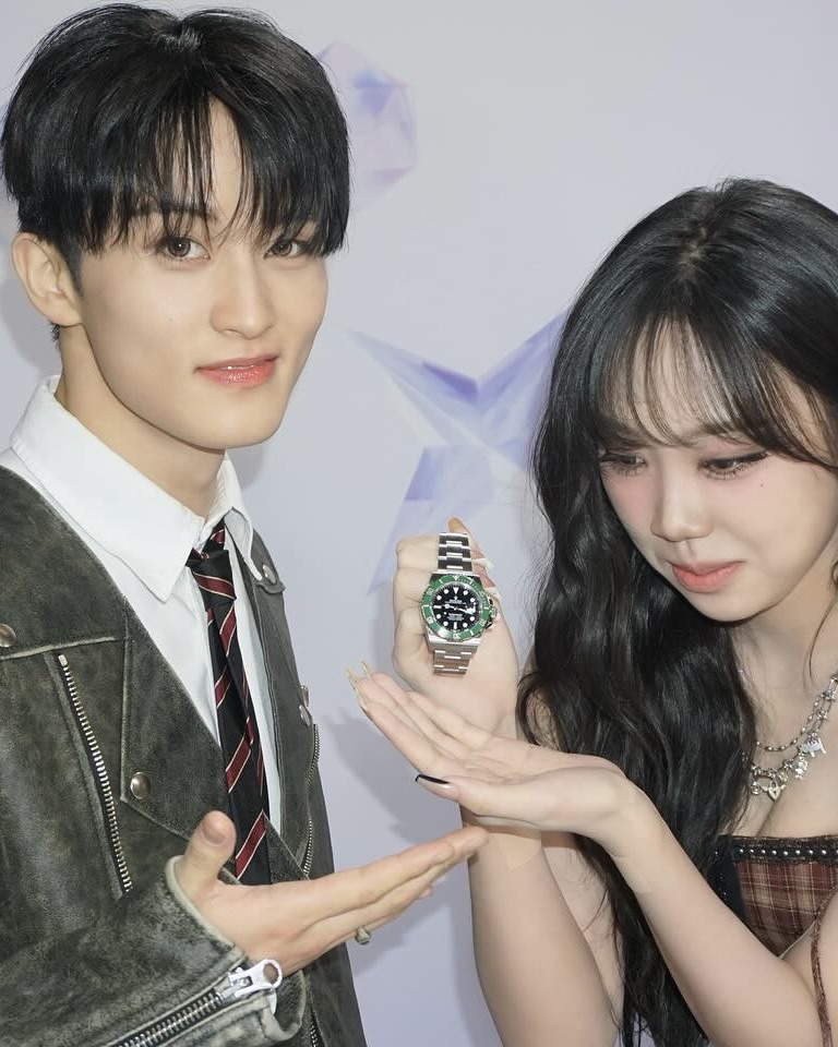 여자들도...서브마리너❓🧐

롤렉스 하면 데이트저스트만 아는 사람들 주목❗️롤렉스에는 가장 잘 알려진 데이트저스트 라인 외에도 서브마리너, GMT 마스터 II, 데이-데이트, 데이토나, 씨드웰러 등 다양한 라인이 있습니다. 오늘은 그중에서도 서브마리너(Submariner) 라인에 대해 알아봅시다. 

서브마리너는 남자만 차는 시계 아니냐고요? 요즘은 여자들도 큰 사이즈 시계를 많이 찬다는 사실! 과거에도 고준희가 서브마리너를 착용해서 화제된 적 있었죠. 샤를리즈 테론도 애용하는 시계입니다. 최근엔 NCT 마크가 래퍼 이영지에게 선물하기도 했고요.

’Submariner’라는 단어에서 알 수 있듯이, 이 시계는 수중에서도 사용 가능한 다이버 워치입니다. 수심 300미터까지 방수를 보장하며, 영지가 받은 시계의 초록색 회전 베젤은 다이버의 잠수 시간을 측정하는 기능을 가지고 있습니다. 또한, 야광 디스플레이로 어두운 곳에서도 시간을 쉽게 확인할 수 있죠. 제임스 카메론 감독은 잠수정의 창문을 통해 실제 타이타닉을 봤을 때에도 이 서브마리너를 착용하고 있었다고 합니다.

서브마리너 라인에는 여러 가지 조합이 있지만, 오이스터 스틸(Oystersteel) 라인은 부담 없이 착용하기 좋아 특히 인기가 많습니다. 스틸 라인에서는 블랙 베젤과 그린 베젤이 출시되는데, 고준희가 착용한 제품은 블랙, 그리고 영지가 선물받은 제품은 헐크, 스타벅스 라는 별명으로도 불리는 오이스터 스틸 41mm 그린 색상 조합입니다. 그린컬러 레퍼런스 넘버는 126610LV, 가격은 1,617만 원입니다. 스틸 모델 외에도 옐로우 골드와 화이트 골드 모델에서는 블루 베젤 조합도 찾아볼 수 있습니다.

자, 이제 서브마리너에 대해 공부를 마쳤으니, 누군가 롤렉스를 선물로 준다고 하면 "서브마리너!" 외칠 준비 되셨나요? 😆
 이미지