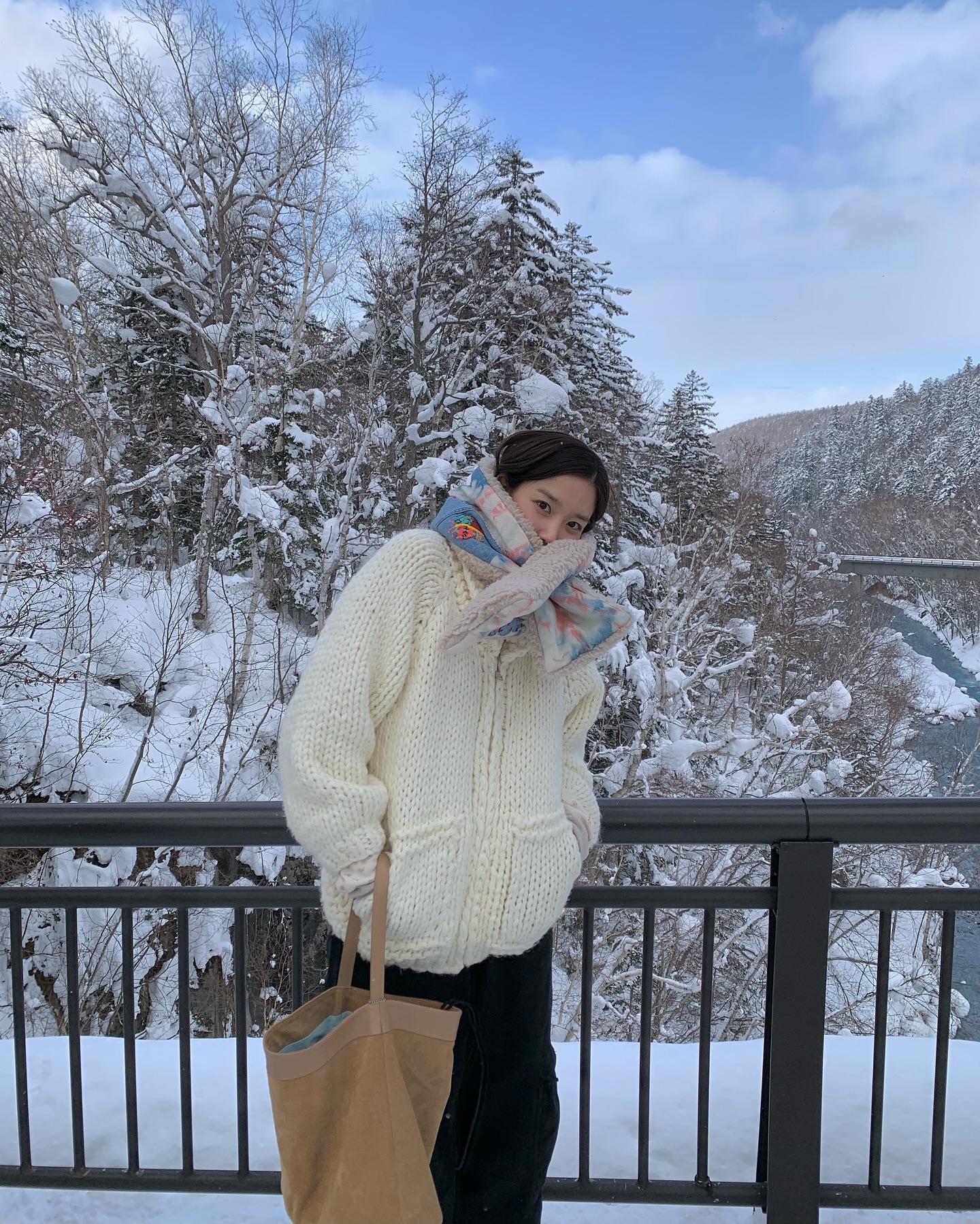 장희령과 삿포로에 갈까요?☃️

장희령이 자신의 인스타그램에 일본 여행 사진을 업로드 했습니다. 여행지는 삿포로로 추정 되는데요. 폭닥한 니트 집업과 빈티지한 디자인의 목도리를 착용한 모습에서 어쩐지 겨울 모리걸 무드가 느껴지지 않나요?

눈이 한 번 내리면 온 세상이 하얗게 보일 정도로 펑펑 내린다는 삿포로 감성. 함께 눈으로 느껴보세요❄️ 이미지5