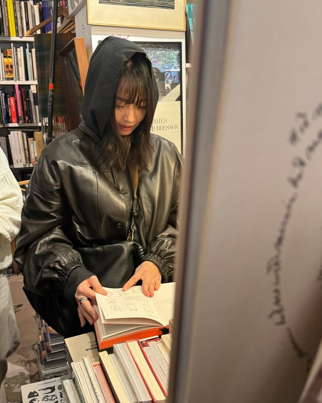 여행룩에 꼭 등장하는 필수템✅
근사한 겨울 여행지 풍경에 찰떡인 레더자켓🖤 이미지5