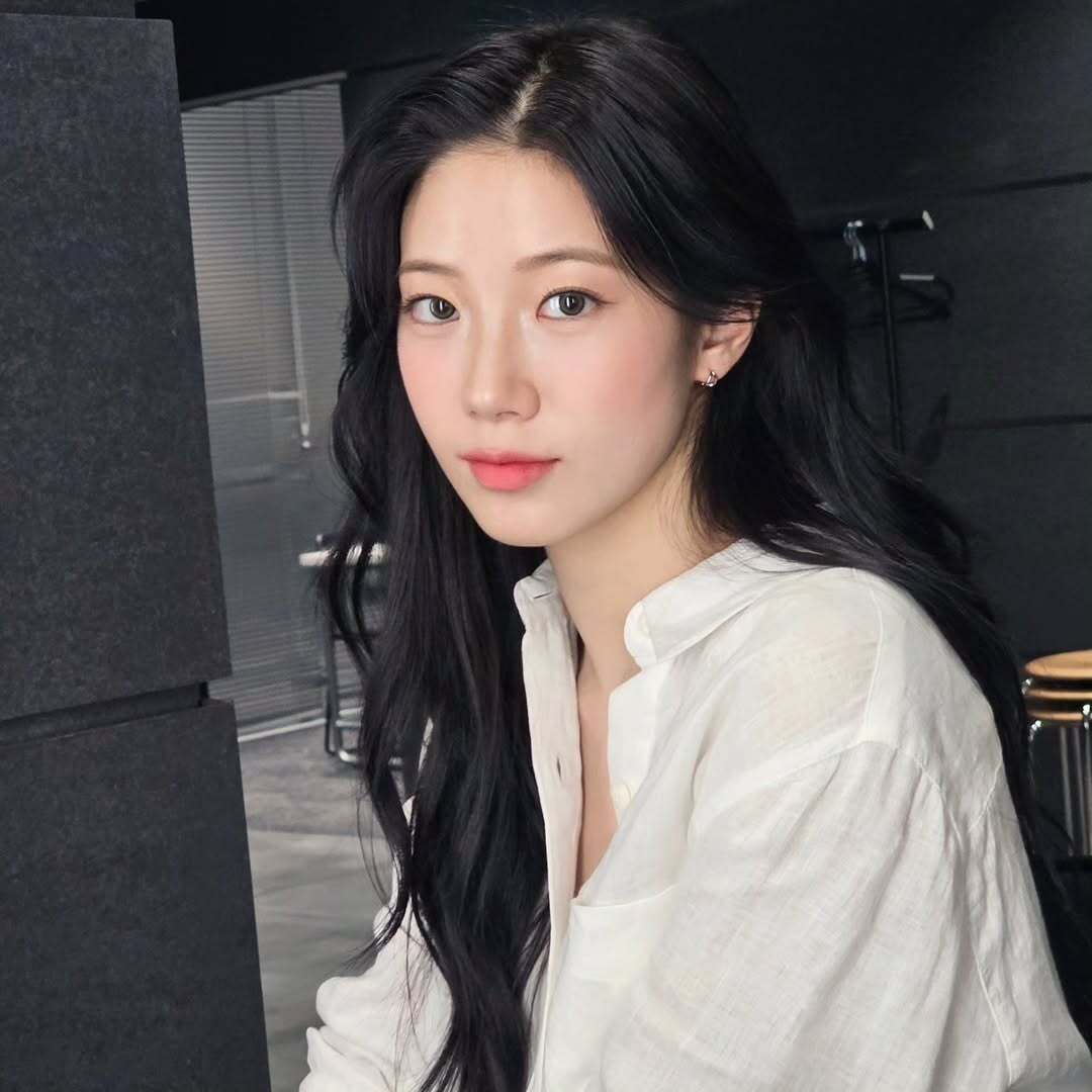 써먹기 좋은 청순 메이크업 꿀팁🍯
청순열매 먹은 듯한 메이크업의 공통점은 바짝 올린 속눈썹👀 이미지2