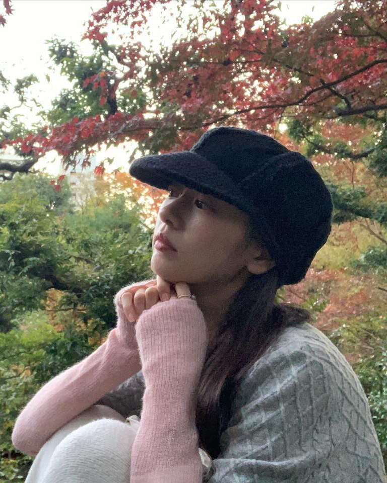 요즘 자주 보이는 '빵모자'🥖

돌고 도는 패션에서는 과거에 유행했던 아이템이 다시 돌아오는 경우가 많죠. 오늘 소개할 아이템은 바로 '헌팅캡' 입니다! 일명 '빵모자'로 불리는 이 모자는 그 모양이 빵처럼 생겨서 붙여진 이름인데요. 다른 모자들에 비해 크기가 커서 얼굴을 더 작아 보이게 만드는 효과도 있습니다.

미니멀룩이나 생얼에 매치하면 꾸안꾸룩으로도 손쉽게 스타일링할 수 있죠. 추운 날씨에 맞춰 옷장 속 헌팅캡을 꺼내볼까요?💖 이미지4