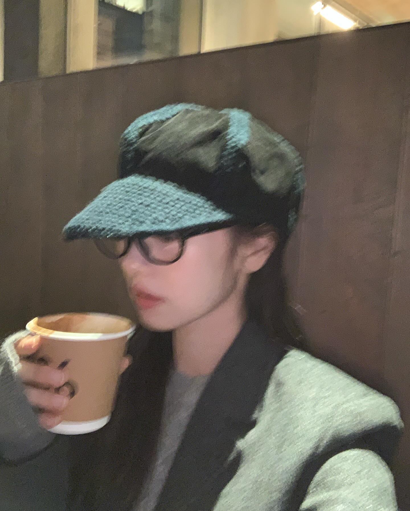 요즘 자주 보이는 '빵모자'🥖

돌고 도는 패션에서는 과거에 유행했던 아이템이 다시 돌아오는 경우가 많죠. 오늘 소개할 아이템은 바로 '헌팅캡' 입니다! 일명 '빵모자'로 불리는 이 모자는 그 모양이 빵처럼 생겨서 붙여진 이름인데요. 다른 모자들에 비해 크기가 커서 얼굴을 더 작아 보이게 만드는 효과도 있습니다.

미니멀룩이나 생얼에 매치하면 꾸안꾸룩으로도 손쉽게 스타일링할 수 있죠. 추운 날씨에 맞춰 옷장 속 헌팅캡을 꺼내볼까요?💖 이미지8