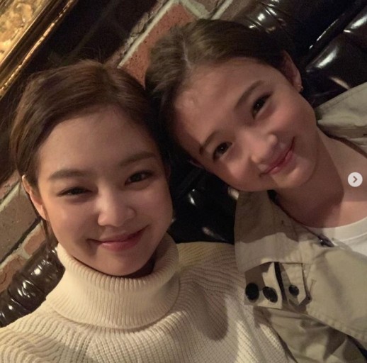 제니 옆 아기냥이의 폭풍성장🐱 이미지