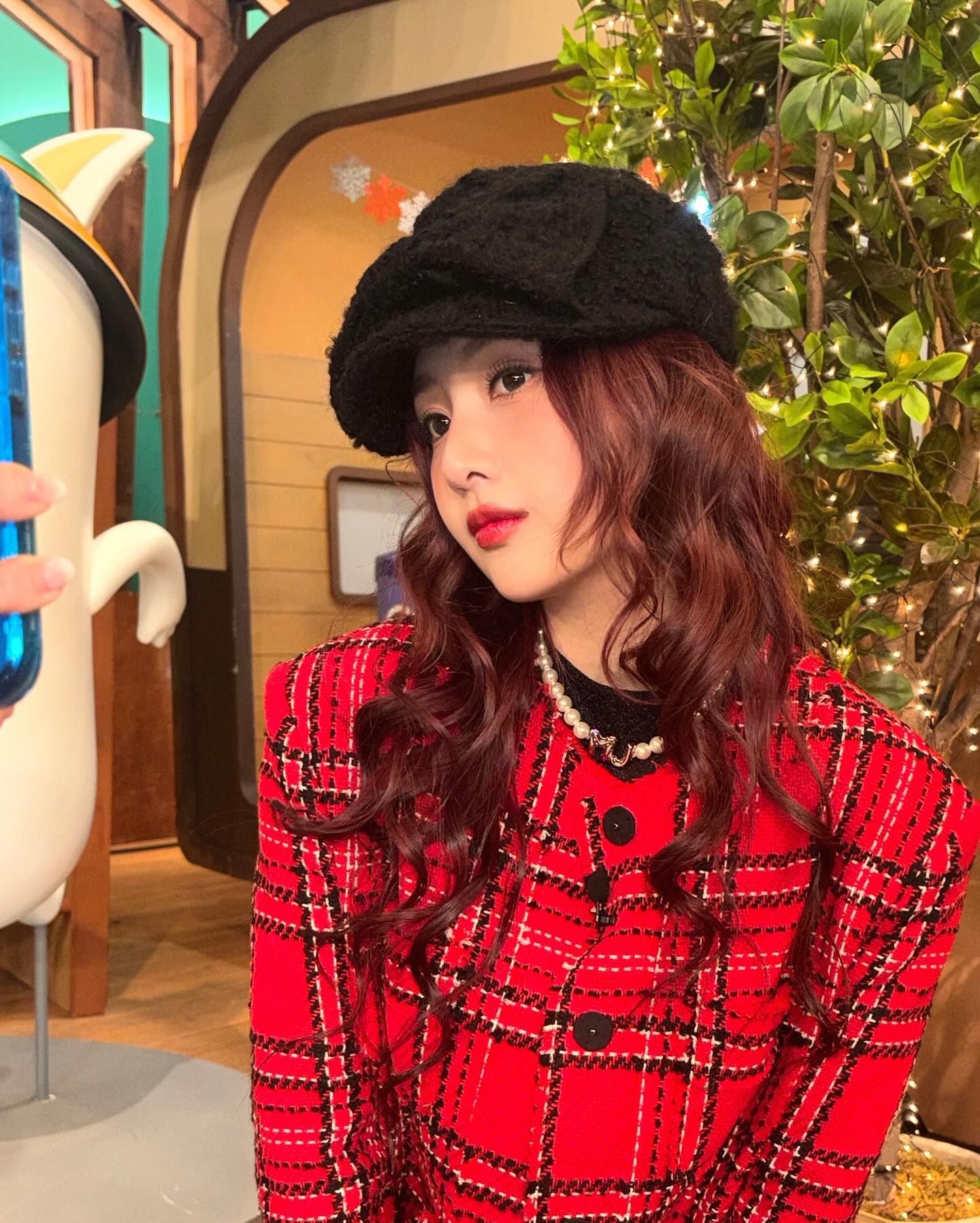 요즘 자주 보이는 '빵모자'🥖

돌고 도는 패션에서는 과거에 유행했던 아이템이 다시 돌아오는 경우가 많죠. 오늘 소개할 아이템은 바로 '헌팅캡' 입니다! 일명 '빵모자'로 불리는 이 모자는 그 모양이 빵처럼 생겨서 붙여진 이름인데요. 다른 모자들에 비해 크기가 커서 얼굴을 더 작아 보이게 만드는 효과도 있습니다.

미니멀룩이나 생얼에 매치하면 꾸안꾸룩으로도 손쉽게 스타일링할 수 있죠. 추운 날씨에 맞춰 옷장 속 헌팅캡을 꺼내볼까요?💖 이미지6