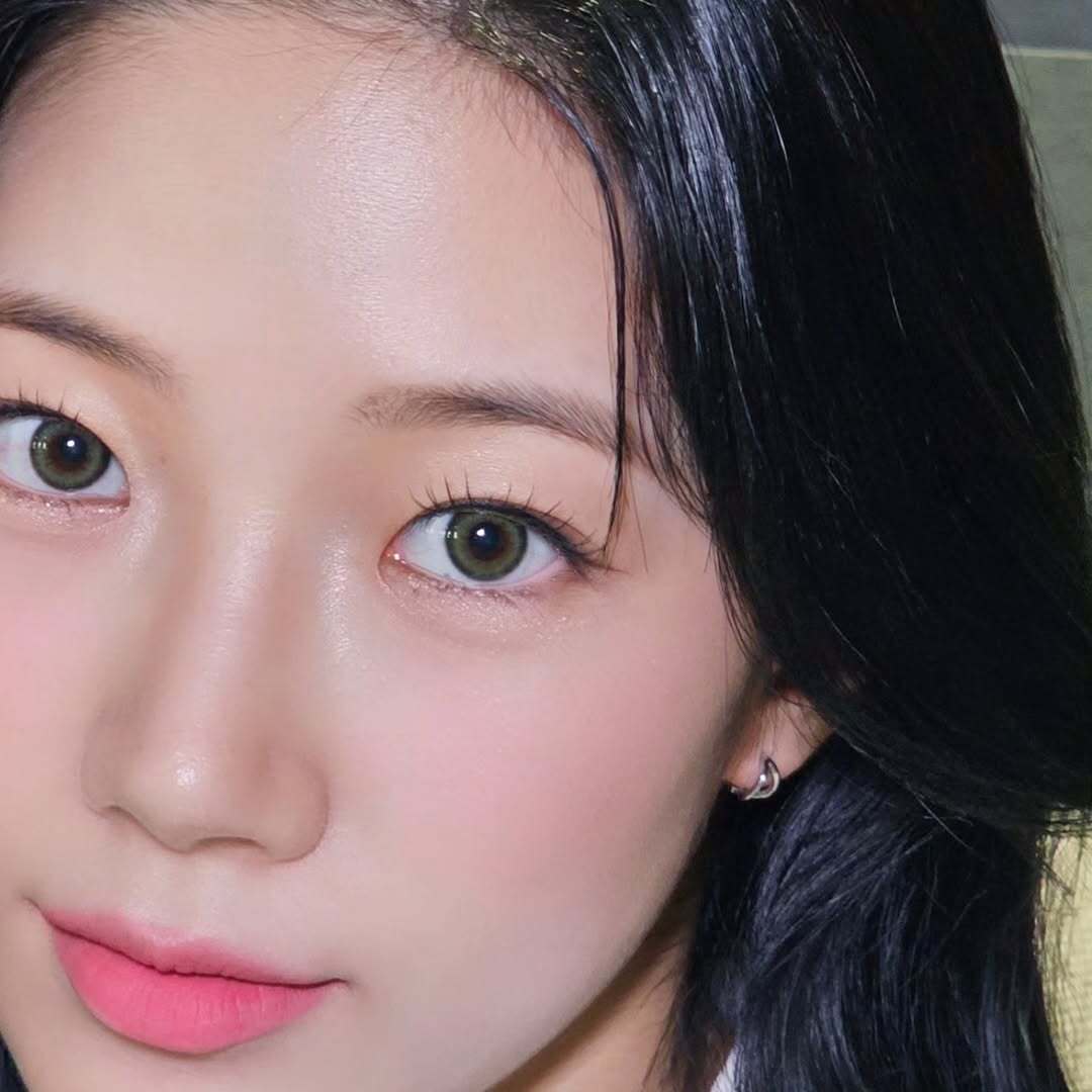 써먹기 좋은 청순 메이크업 꿀팁🍯
청순열매 먹은 듯한 메이크업의 공통점은 바짝 올린 속눈썹👀 이미지3