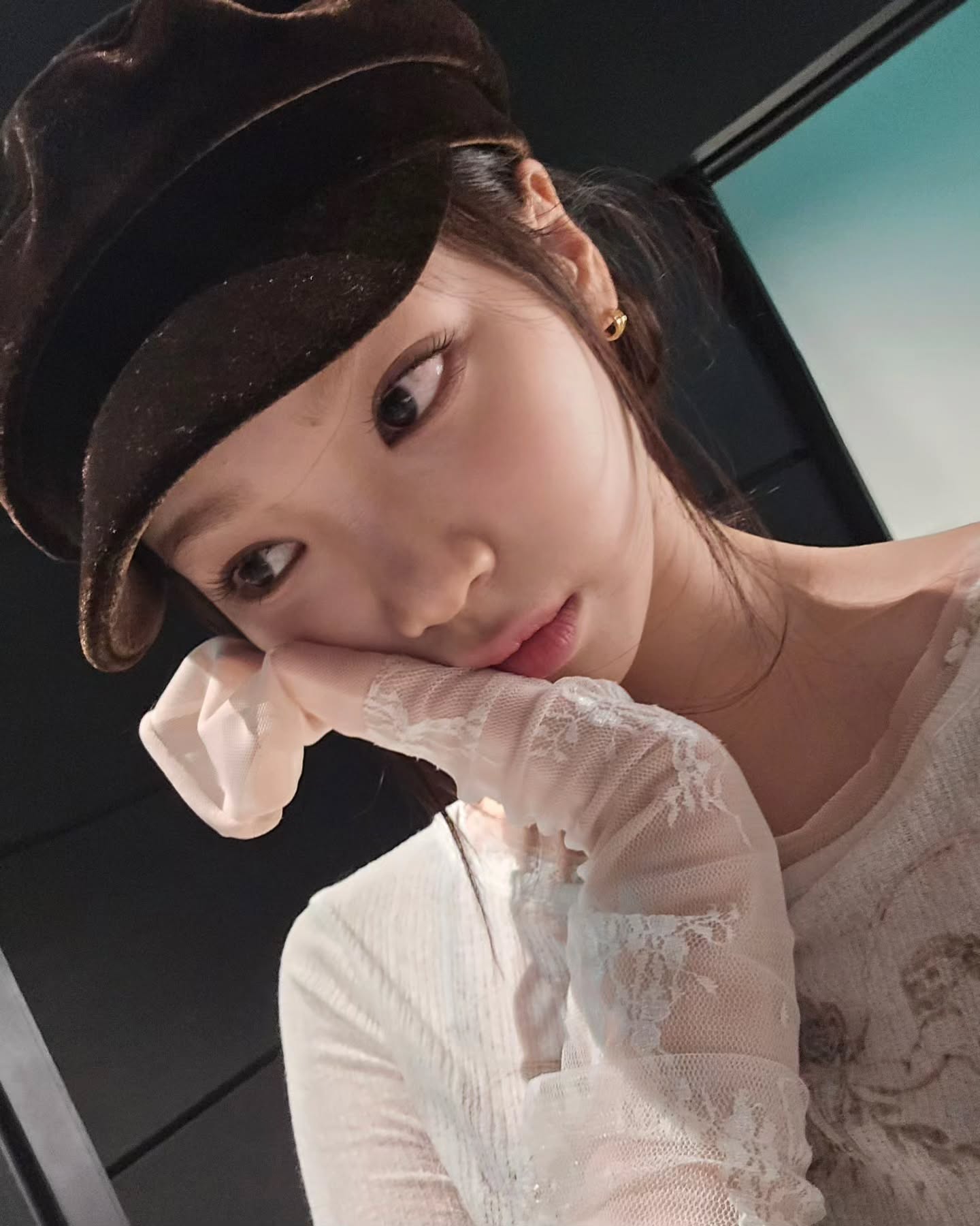 요즘 자주 보이는 '빵모자'🥖

돌고 도는 패션에서는 과거에 유행했던 아이템이 다시 돌아오는 경우가 많죠. 오늘 소개할 아이템은 바로 '헌팅캡' 입니다! 일명 '빵모자'로 불리는 이 모자는 그 모양이 빵처럼 생겨서 붙여진 이름인데요. 다른 모자들에 비해 크기가 커서 얼굴을 더 작아 보이게 만드는 효과도 있습니다.

미니멀룩이나 생얼에 매치하면 꾸안꾸룩으로도 손쉽게 스타일링할 수 있죠. 추운 날씨에 맞춰 옷장 속 헌팅캡을 꺼내볼까요?💖 이미지10