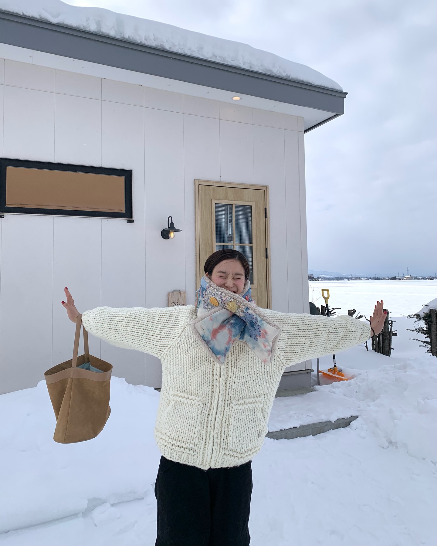 장희령과 삿포로에 갈까요?☃️

장희령이 자신의 인스타그램에 일본 여행 사진을 업로드 했습니다. 여행지는 삿포로로 추정 되는데요. 폭닥한 니트 집업과 빈티지한 디자인의 목도리를 착용한 모습에서 어쩐지 겨울 모리걸 무드가 느껴지지 않나요?

눈이 한 번 내리면 온 세상이 하얗게 보일 정도로 펑펑 내린다는 삿포로 감성. 함께 눈으로 느껴보세요❄️ 이미지4