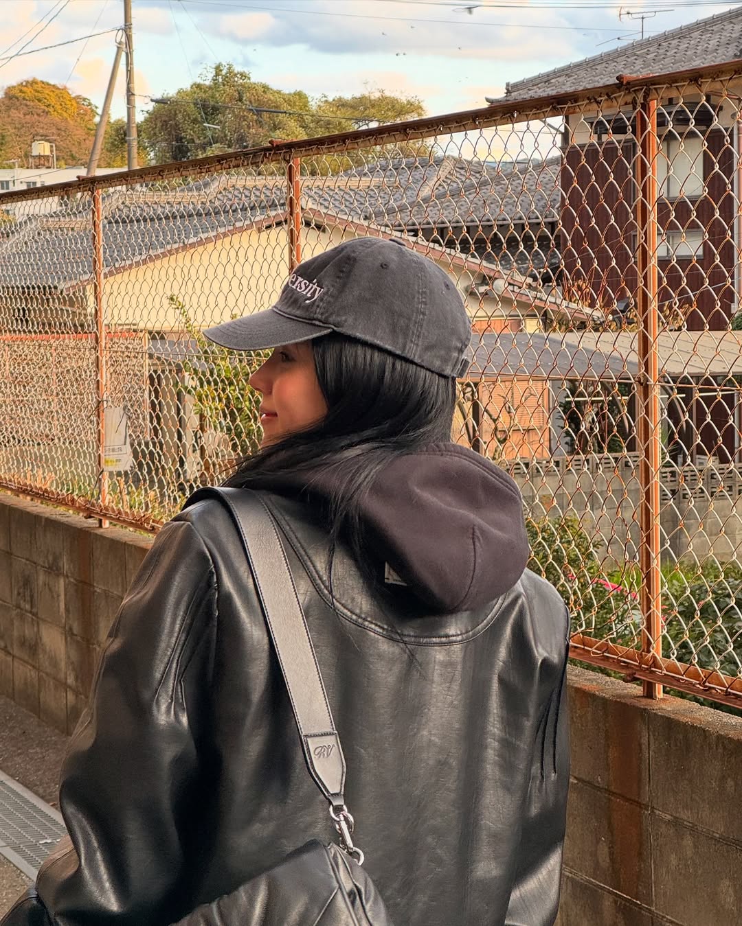 여행룩에 꼭 등장하는 필수템✅
근사한 겨울 여행지 풍경에 찰떡인 레더자켓🖤 이미지4