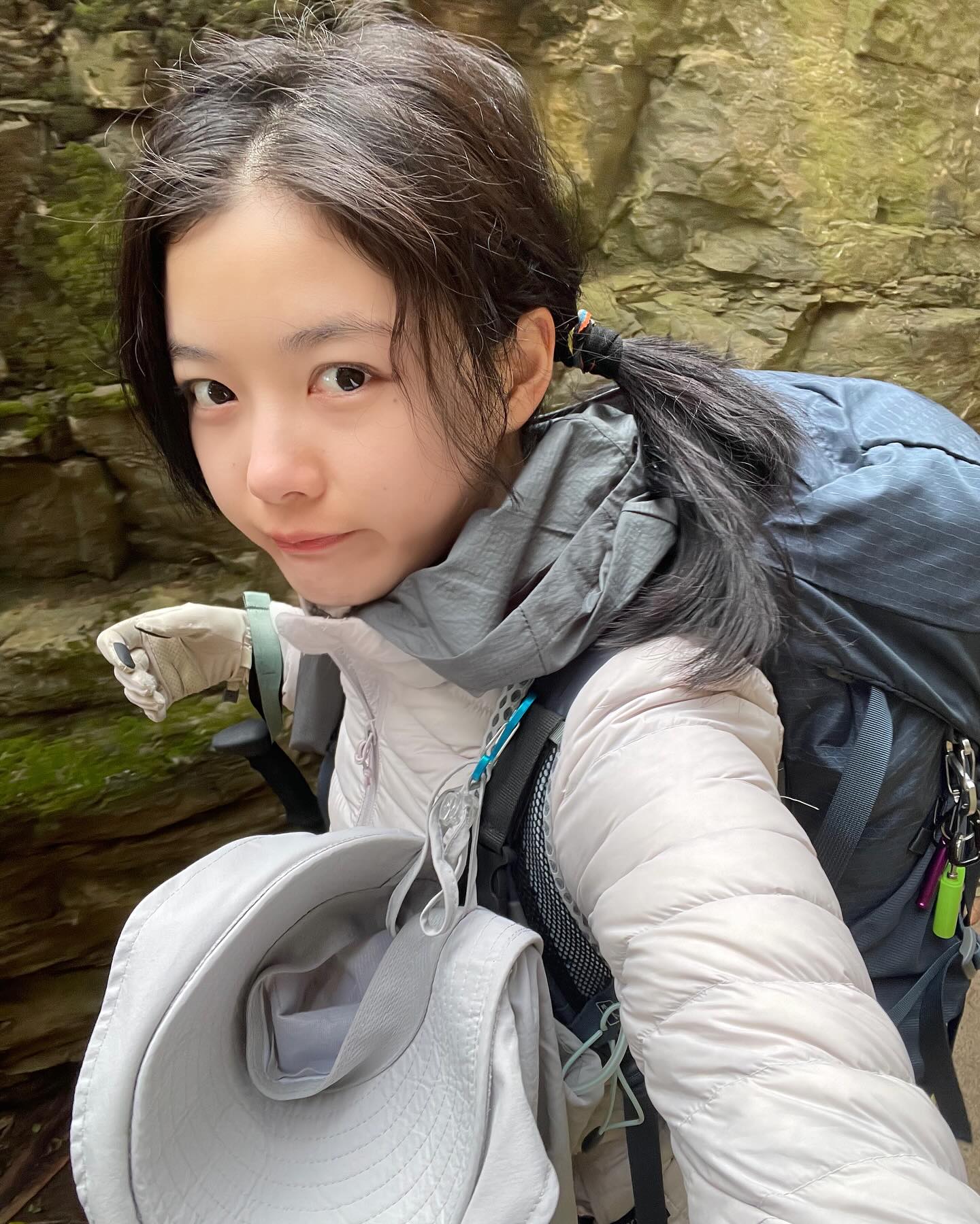 유정이가 울지도 않고 잘 걷네요..❤️

최근 배우 김유정이 자신의 인스타그램에 산티아고 순례길 여정을 공개했습니다. 공개된 사진 속에는 김유정이 배낭을 매고 산티아고 순례길을 걷고 있는 모습이 담겨있었는데요. 꾸미지 않은 화장기 없는 모습에서도 그녀의 밝고 씩씩한 에너지가 돋보였습니다.

이에 팬들은 “사랑스럽고 멋지고 다하네 우리유정”, “건강하고 멋진 유정이를 응원해💗”, “부엔 까미노!” 등의 반응을 보이며 응원을 보냈습니다. 이미지