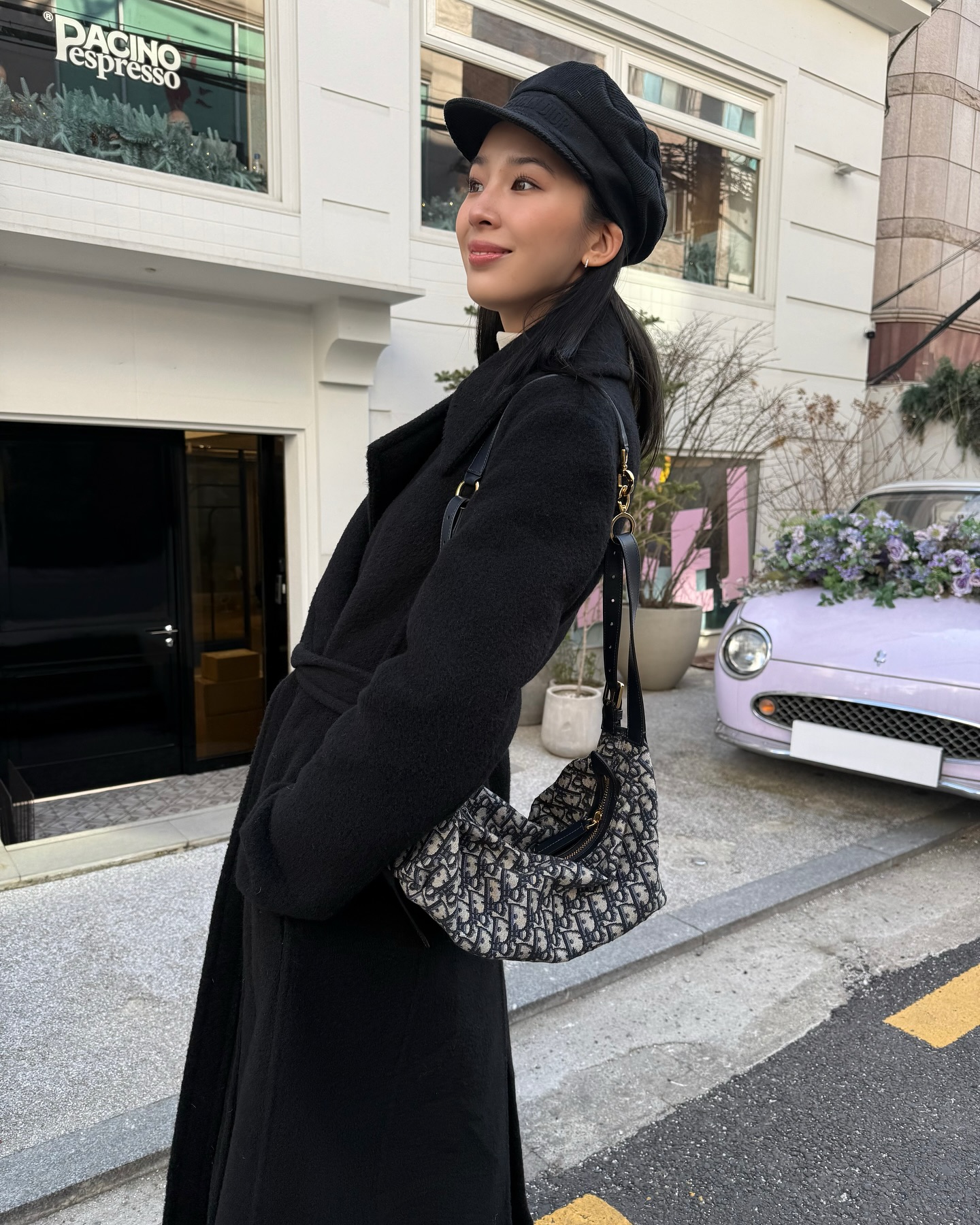 요즘 자주 보이는 '빵모자'🥖

돌고 도는 패션에서는 과거에 유행했던 아이템이 다시 돌아오는 경우가 많죠. 오늘 소개할 아이템은 바로 '헌팅캡' 입니다! 일명 '빵모자'로 불리는 이 모자는 그 모양이 빵처럼 생겨서 붙여진 이름인데요. 다른 모자들에 비해 크기가 커서 얼굴을 더 작아 보이게 만드는 효과도 있습니다.

미니멀룩이나 생얼에 매치하면 꾸안꾸룩으로도 손쉽게 스타일링할 수 있죠. 추운 날씨에 맞춰 옷장 속 헌팅캡을 꺼내볼까요?💖 이미지9