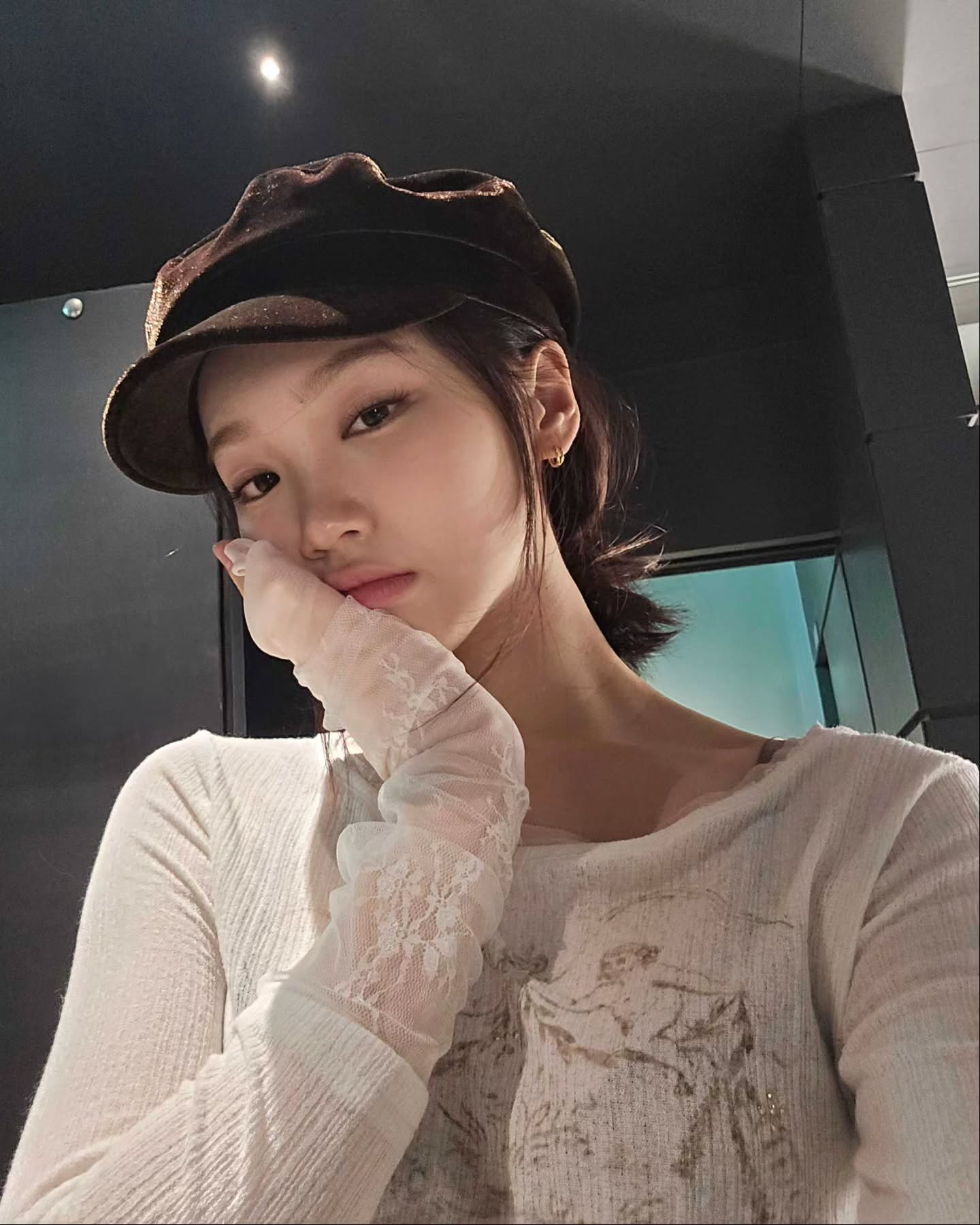요즘 자주 보이는 '빵모자'🥖

돌고 도는 패션에서는 과거에 유행했던 아이템이 다시 돌아오는 경우가 많죠. 오늘 소개할 아이템은 바로 '헌팅캡' 입니다! 일명 '빵모자'로 불리는 이 모자는 그 모양이 빵처럼 생겨서 붙여진 이름인데요. 다른 모자들에 비해 크기가 커서 얼굴을 더 작아 보이게 만드는 효과도 있습니다.

미니멀룩이나 생얼에 매치하면 꾸안꾸룩으로도 손쉽게 스타일링할 수 있죠. 추운 날씨에 맞춰 옷장 속 헌팅캡을 꺼내볼까요?💖 이미지2