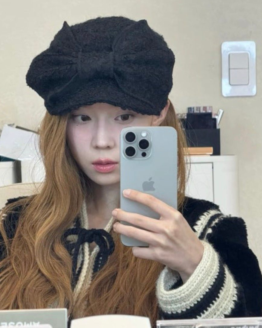 요즘 자주 보이는 '빵모자'🥖

돌고 도는 패션에서는 과거에 유행했던 아이템이 다시 돌아오는 경우가 많죠. 오늘 소개할 아이템은 바로 '헌팅캡' 입니다! 일명 '빵모자'로 불리는 이 모자는 그 모양이 빵처럼 생겨서 붙여진 이름인데요. 다른 모자들에 비해 크기가 커서 얼굴을 더 작아 보이게 만드는 효과도 있습니다.

미니멀룩이나 생얼에 매치하면 꾸안꾸룩으로도 손쉽게 스타일링할 수 있죠. 추운 날씨에 맞춰 옷장 속 헌팅캡을 꺼내볼까요?💖 이미지5