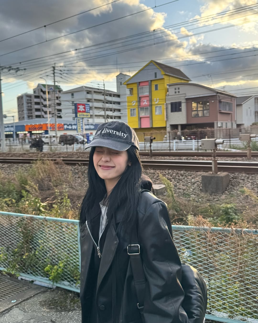 여행룩에 꼭 등장하는 필수템✅
근사한 겨울 여행지 풍경에 찰떡인 레더자켓🖤 이미지3