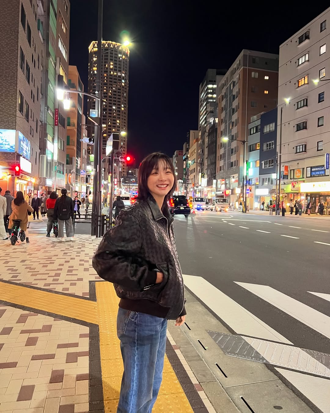 여행룩에 꼭 등장하는 필수템✅
근사한 겨울 여행지 풍경에 찰떡인 레더자켓🖤 이미지1