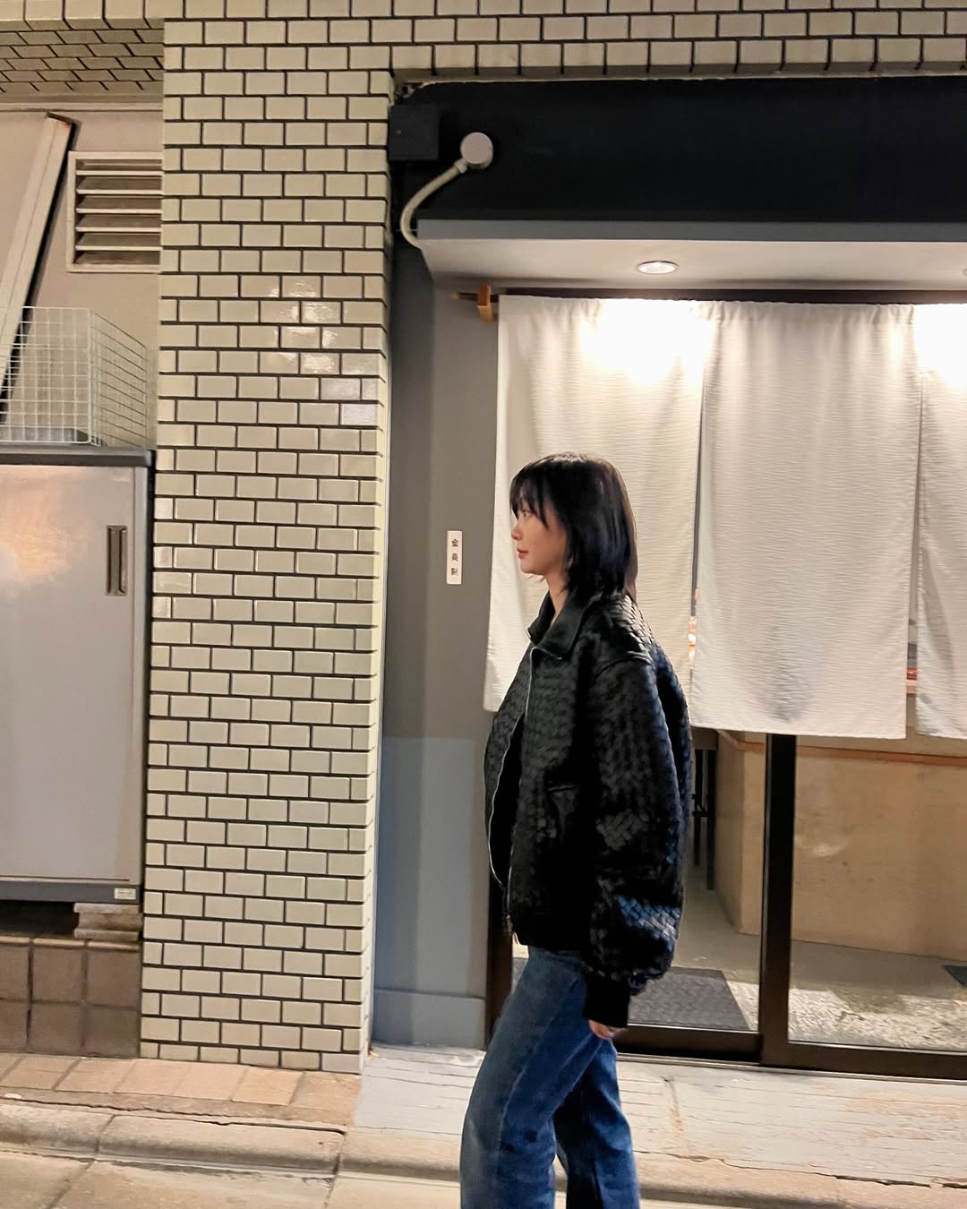 여행룩에 꼭 등장하는 필수템✅
근사한 겨울 여행지 풍경에 찰떡인 레더자켓🖤 이미지2