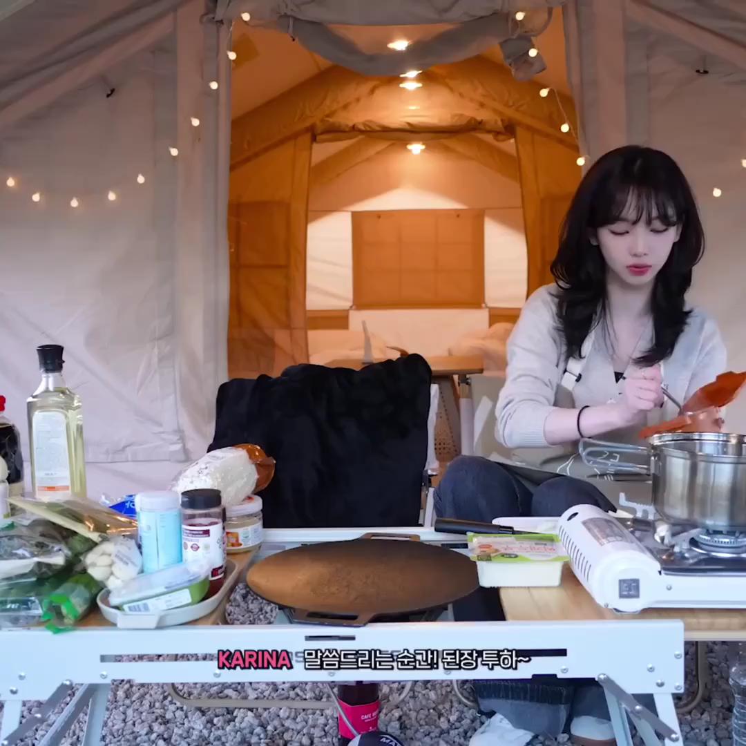 마늘 '조금만' 넣는 한국인 카리나🧄
글램핑 가서 요리하고 게임하기🏕️카리나 '찐친' 모먼트 이미지