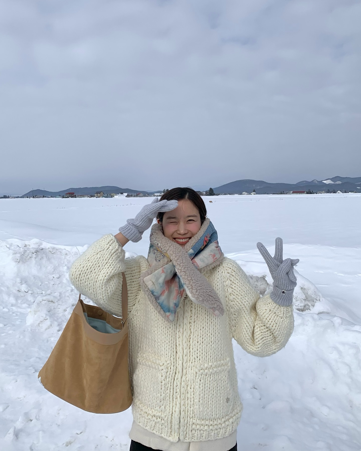 장희령과 삿포로에 갈까요?☃️

장희령이 자신의 인스타그램에 일본 여행 사진을 업로드 했습니다. 여행지는 삿포로로 추정 되는데요. 폭닥한 니트 집업과 빈티지한 디자인의 목도리를 착용한 모습에서 어쩐지 겨울 모리걸 무드가 느껴지지 않나요?

눈이 한 번 내리면 온 세상이 하얗게 보일 정도로 펑펑 내린다는 삿포로 감성. 함께 눈으로 느껴보세요❄️ 이미지2