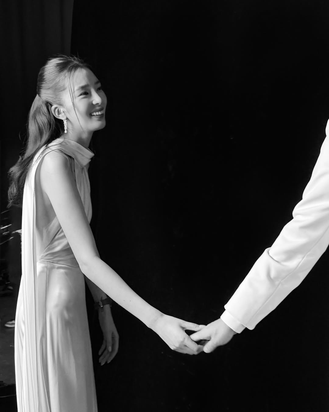 조용히 품절녀가 된 그녀들💍
아직도 소녀같은 이연희, 미즈하라 키코, 아이린이 품절녀라니..😮

작년 9월 출산을 마친 이연희는 오는 15일 예능 '전참시'에 출연할 예정입니다. 한때 패션 아이콘으로 활약했던 미즈하라 키코는 결혼 후 미국인 뮤지션 존 캐럴 커비와 결혼 후 한결 평온해 보이는 일상을 보여주고 있습니다. 국내외로 사랑받는 패션 셀럽 모델 아이린은 올해 5월의 신부가 될 예정입니다. 이미지